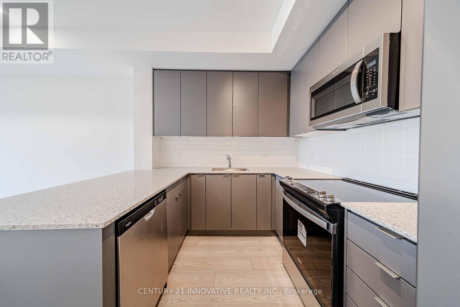 Photo 12 of 5 16 Lytham Green Circle, Newmarket ON