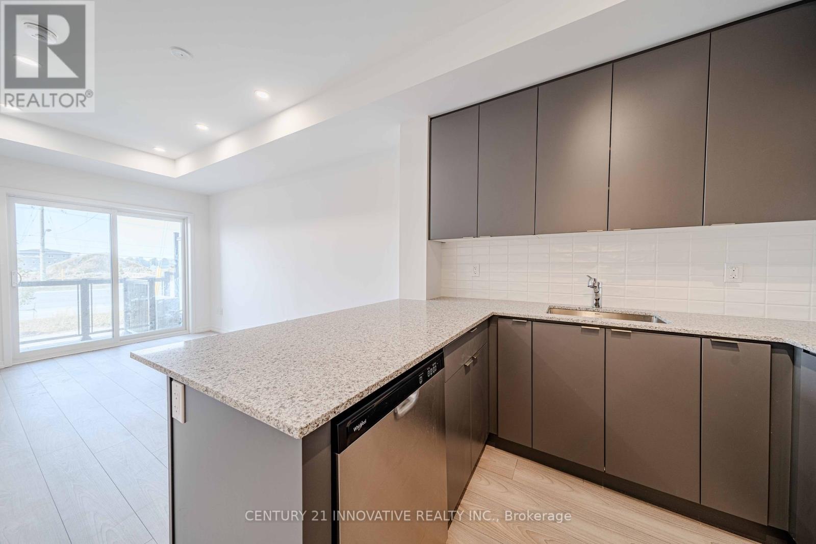 Photo 10 of 5 16 Lytham Green Circle, Newmarket ON