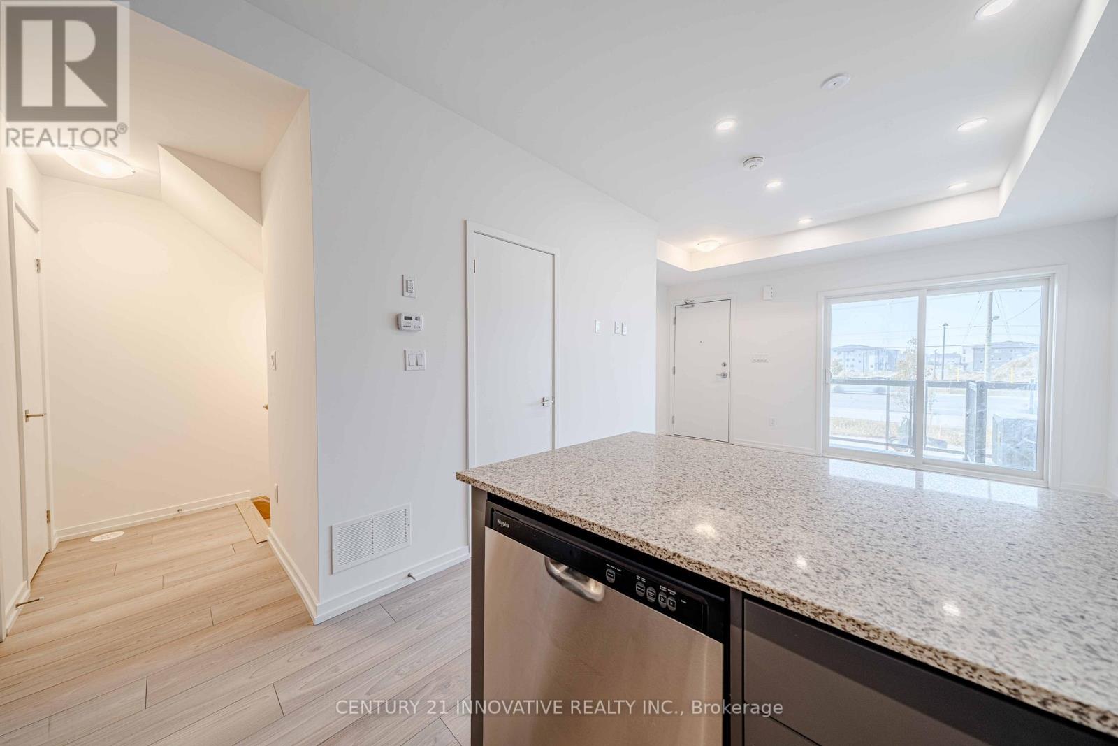Photo 7 of 5 16 Lytham Green Circle, Newmarket ON