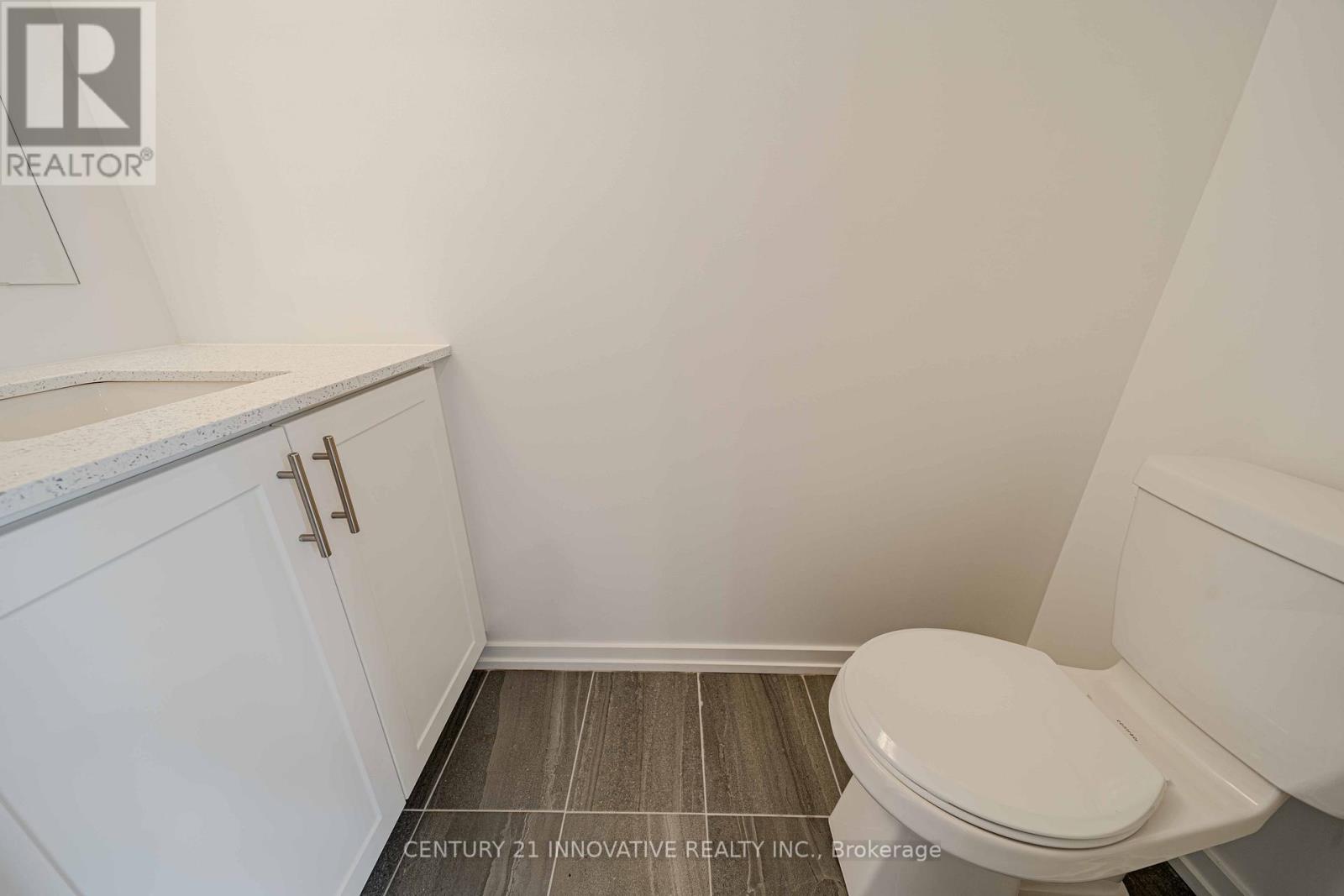 Photo 2 of 5 16 Lytham Green Circle, Newmarket ON