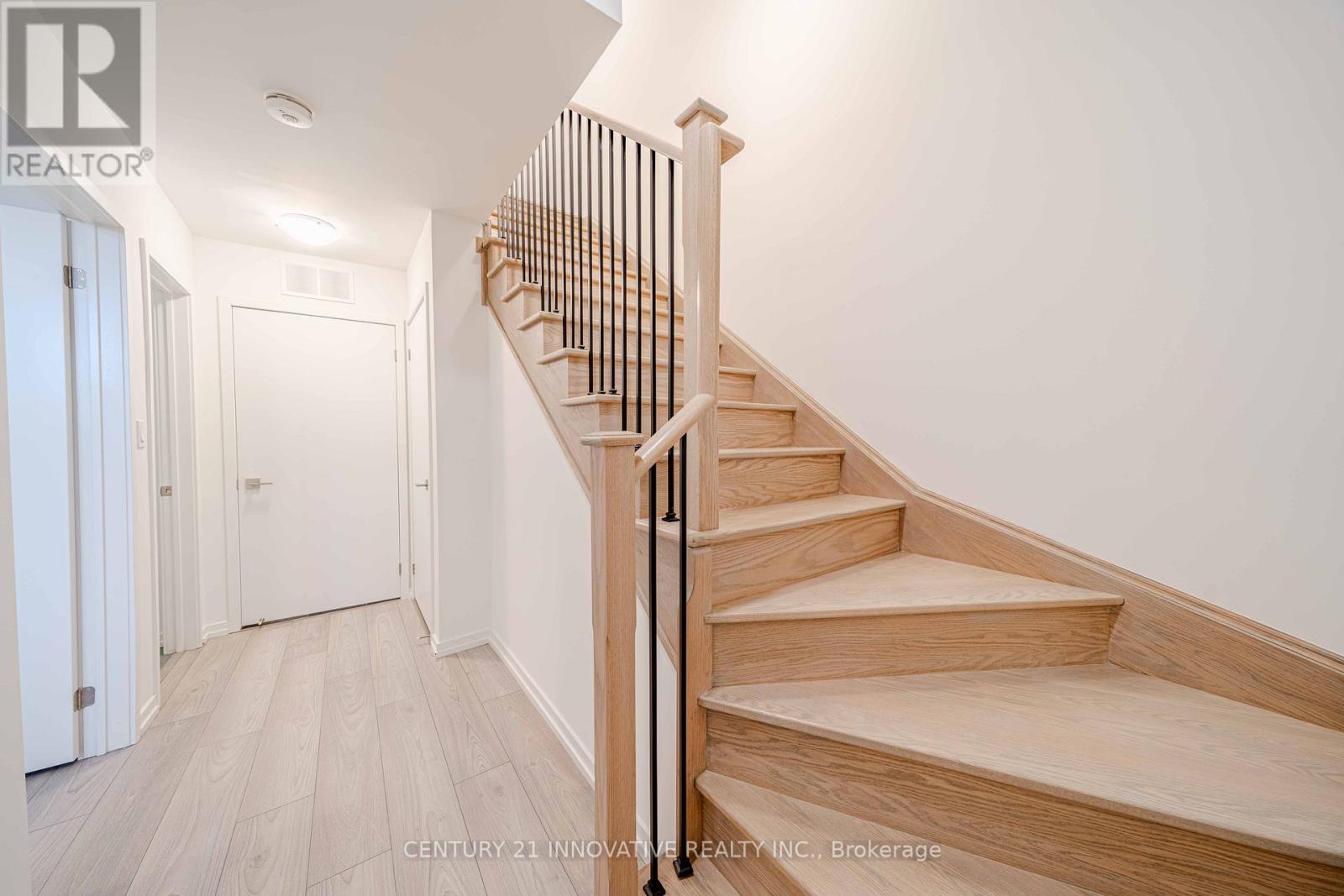 Photo 23 of 5 16 Lytham Green Circle, Newmarket ON