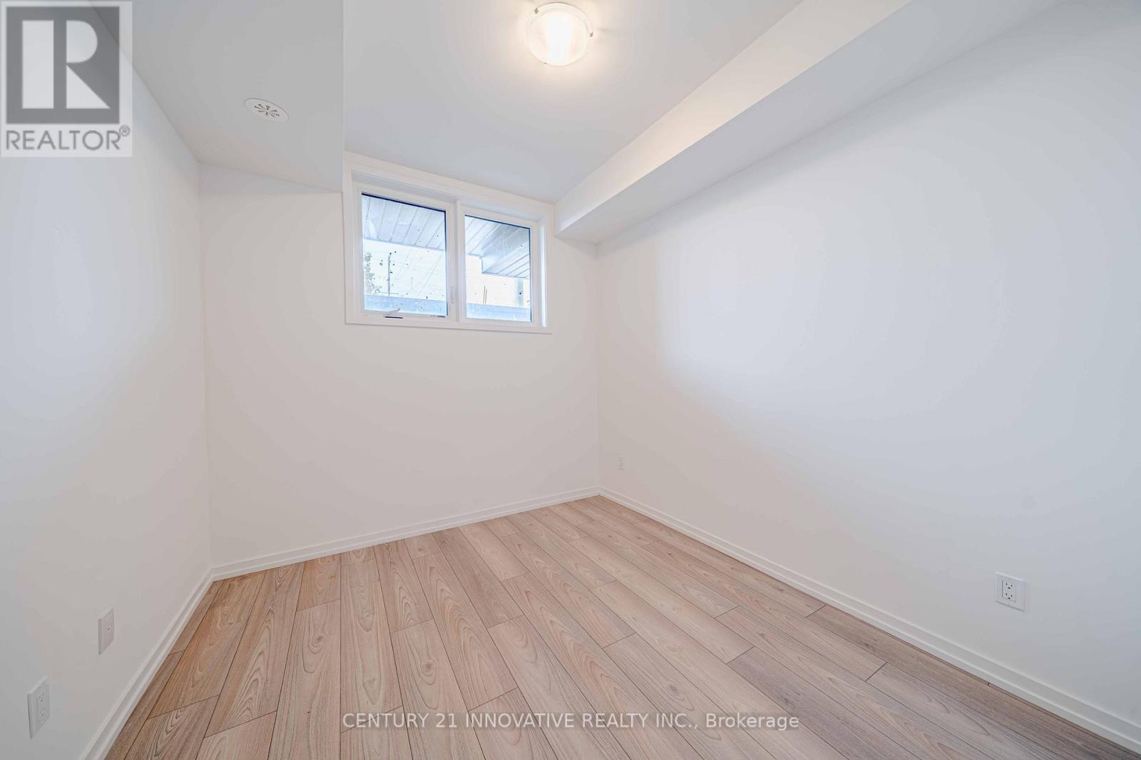 Photo 28 of 5 16 Lytham Green Circle, Newmarket ON
