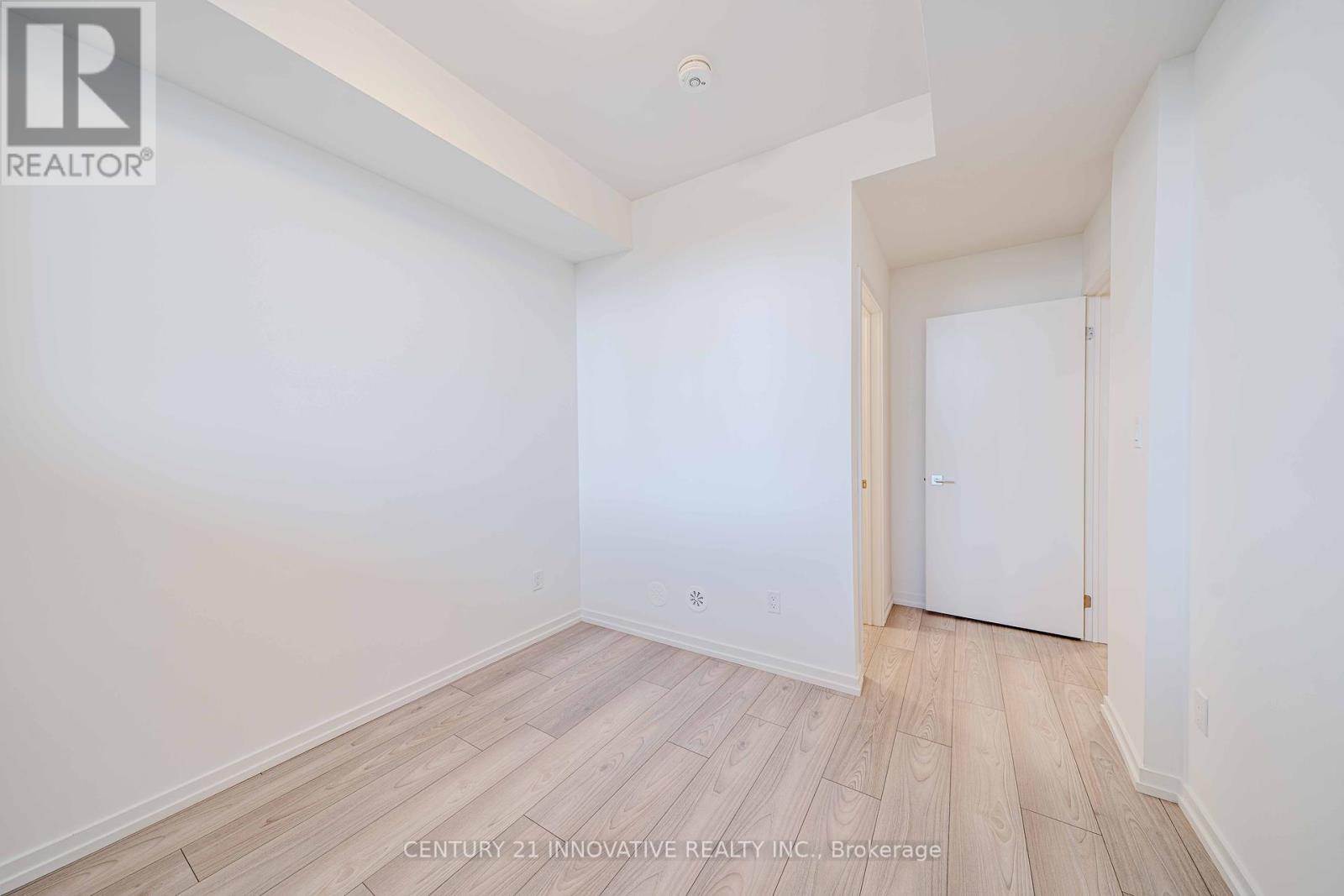 Photo 4 of 5 16 Lytham Green Circle, Newmarket ON