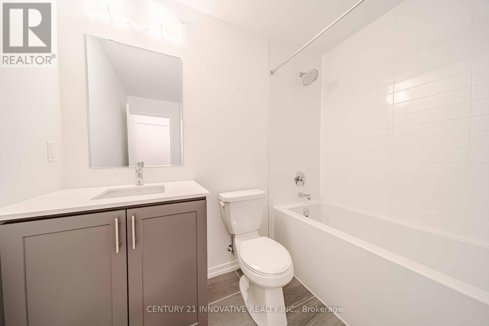 Photo 13 of 5 16 Lytham Green Circle, Newmarket ON