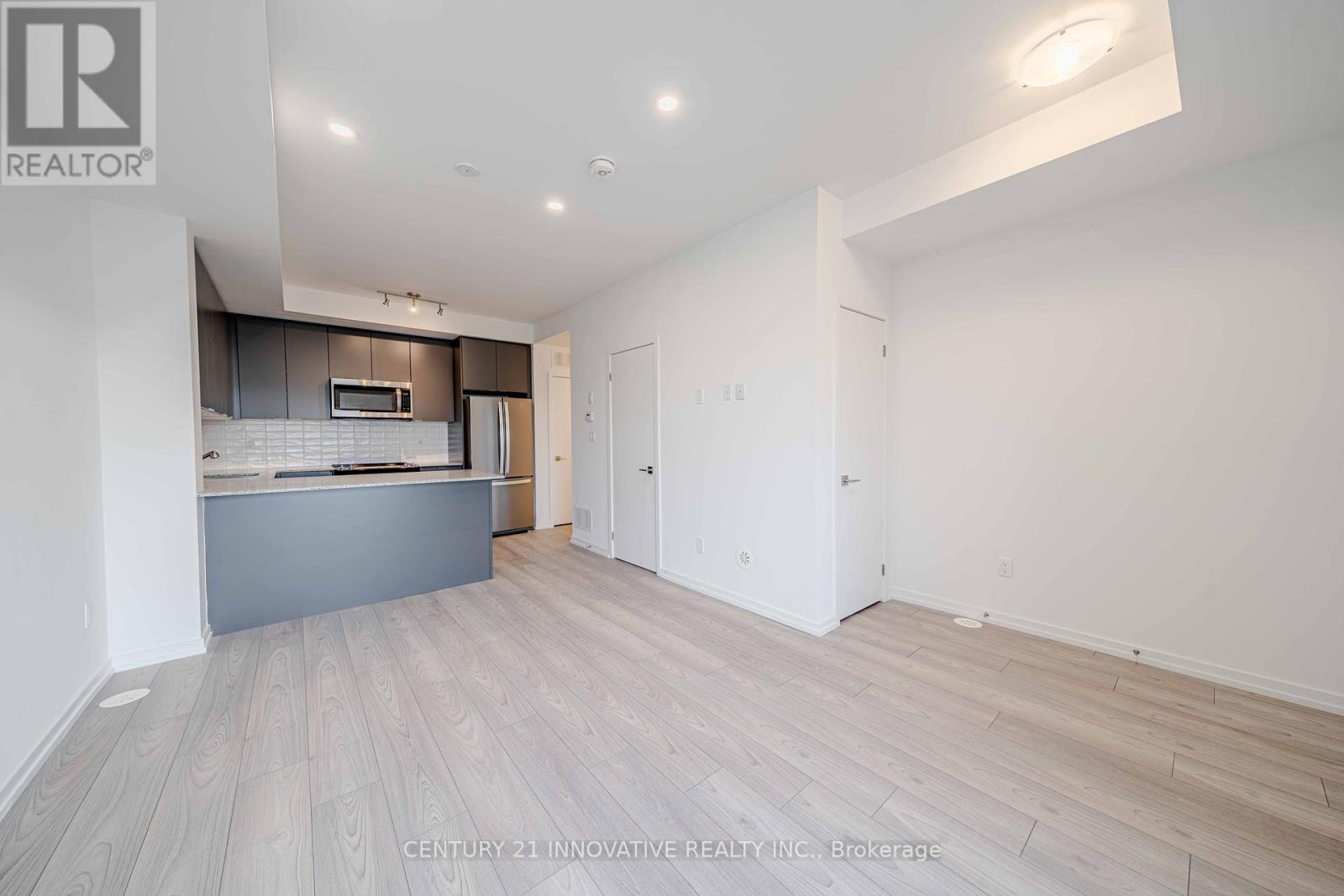Photo 6 of 5 16 Lytham Green Circle, Newmarket ON