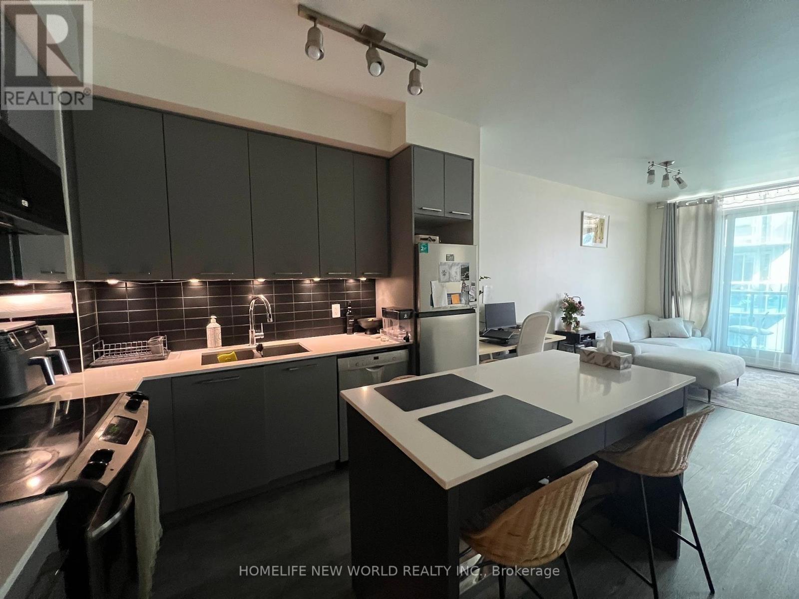 Photo 2 of 645 9471 Yonge Street, Richmond Hill ON