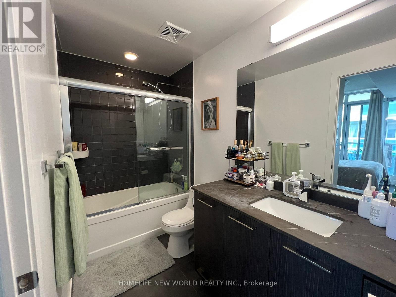 Photo 7 of 645 9471 Yonge Street, Richmond Hill ON