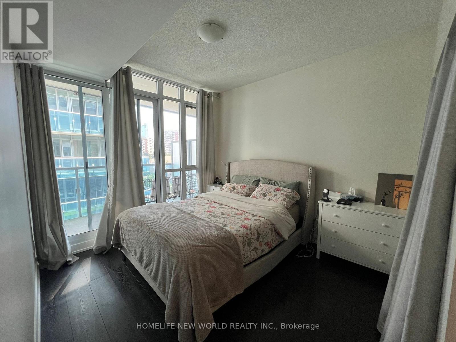 Photo 3 of 645 9471 Yonge Street, Richmond Hill ON