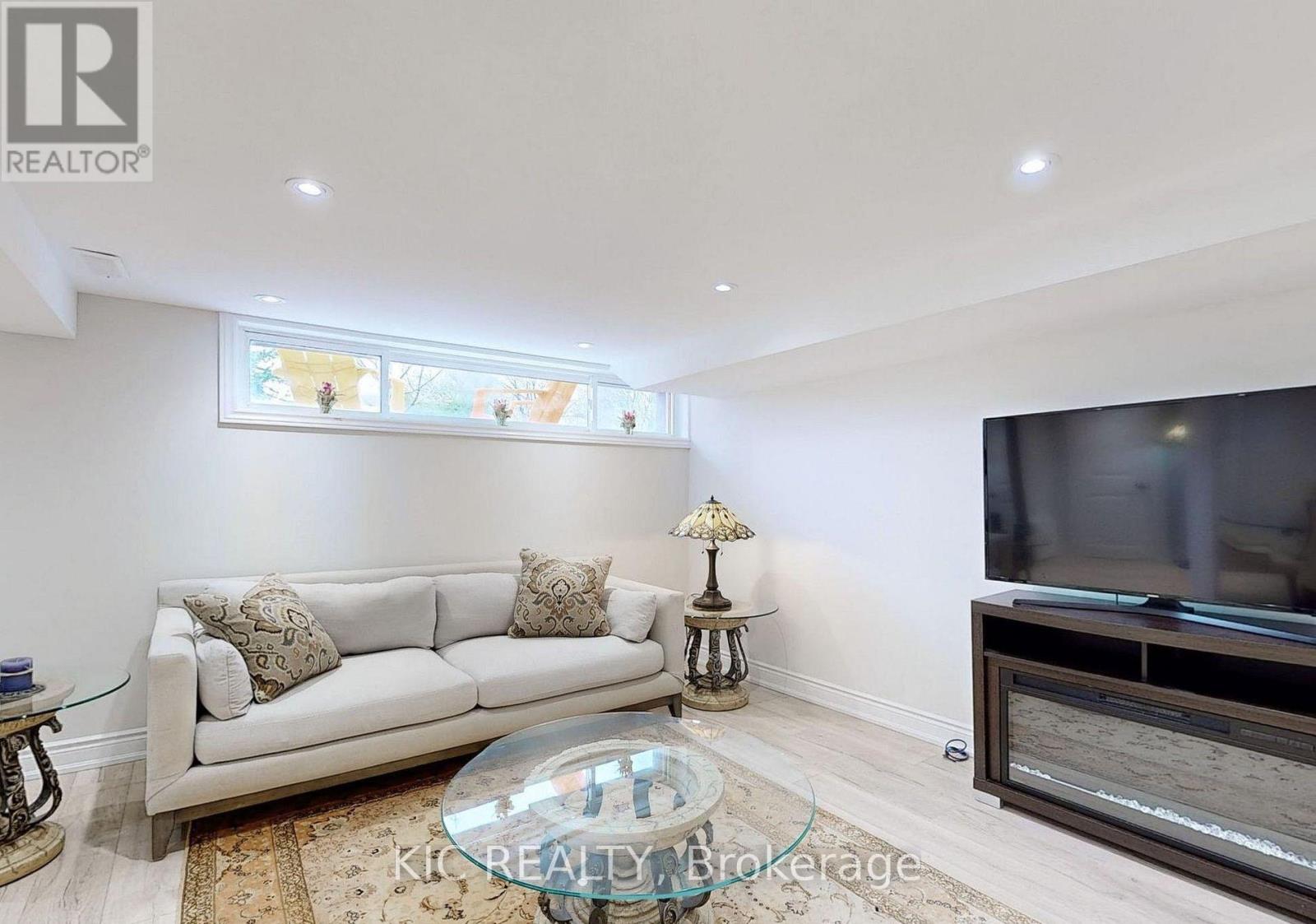 Photo 2 of Basement 226 Browndale Crescent, Richmond Hill ON