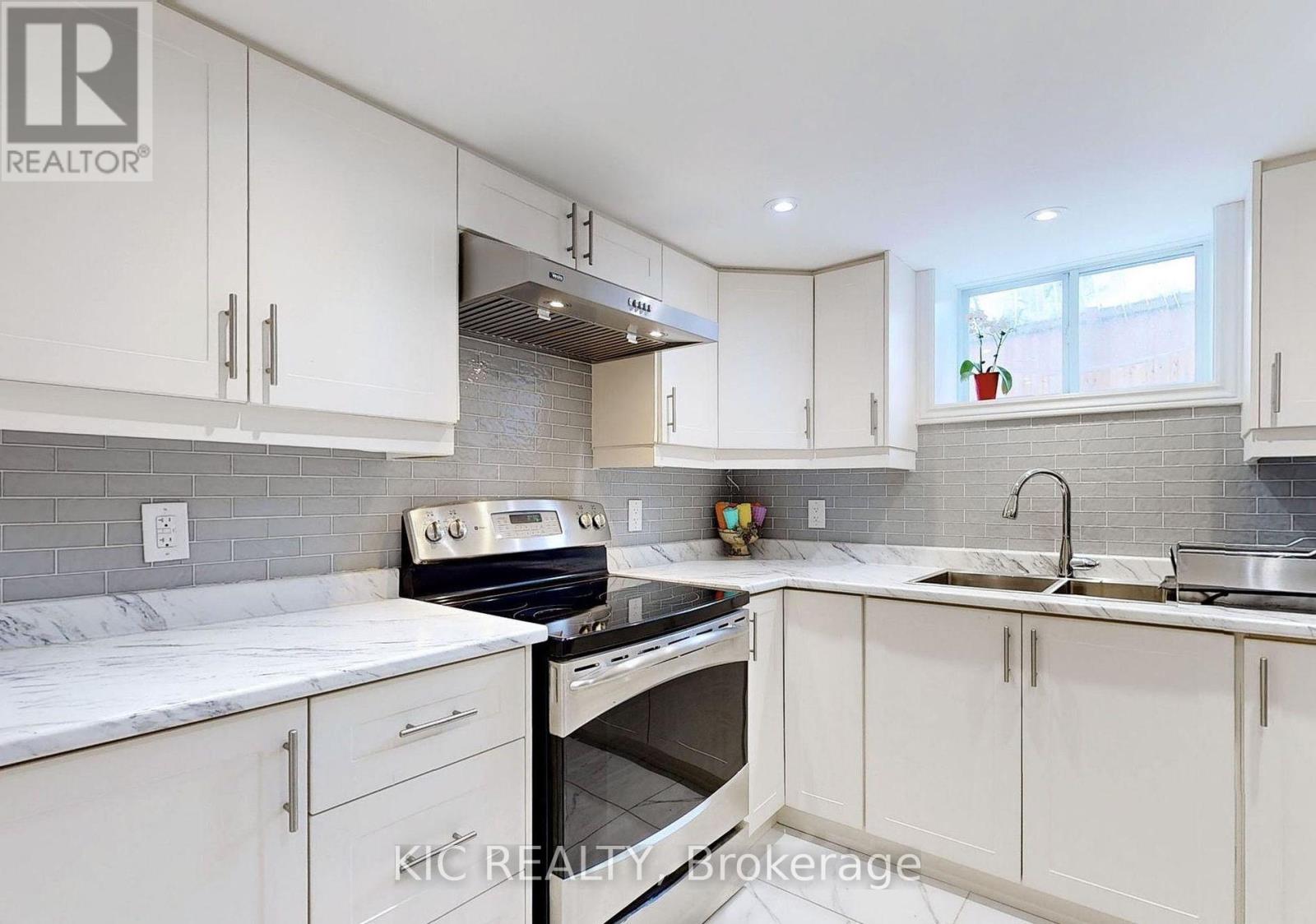 Photo 4 of Basement 226 Browndale Crescent, Richmond Hill ON
