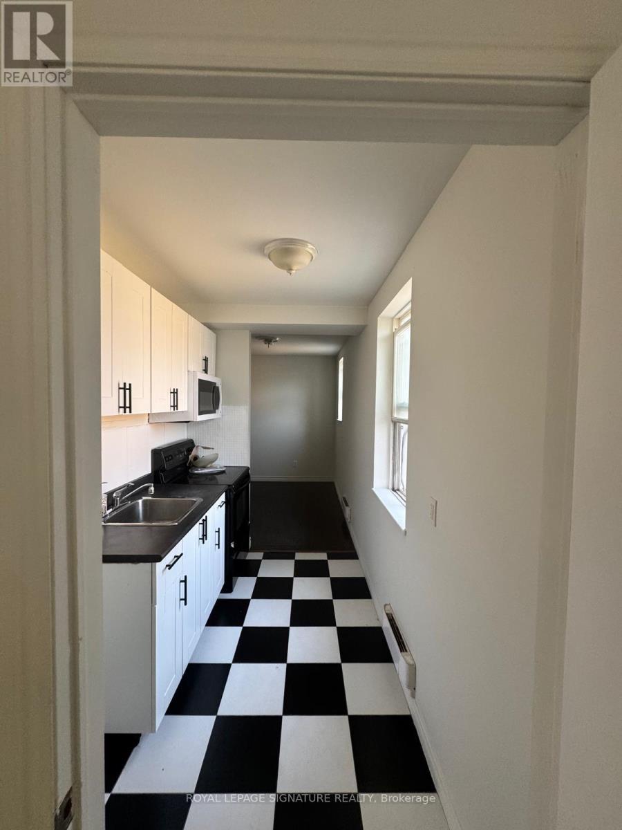 Photo 4 of Upper 2631 Eglinton Avenue W, Toronto ON