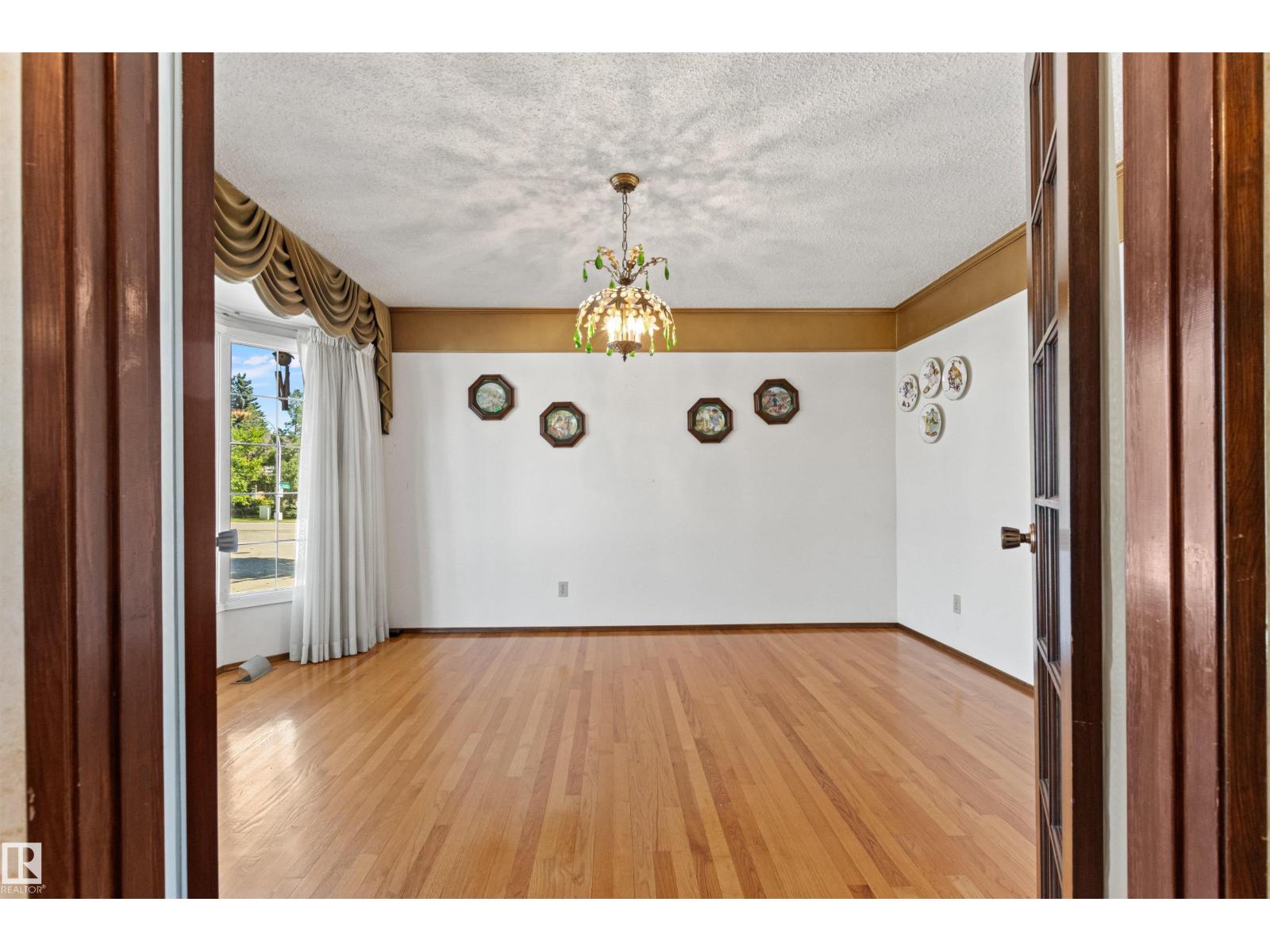 Photo 5 of 186 Willow Wy Nw, Edmonton AB