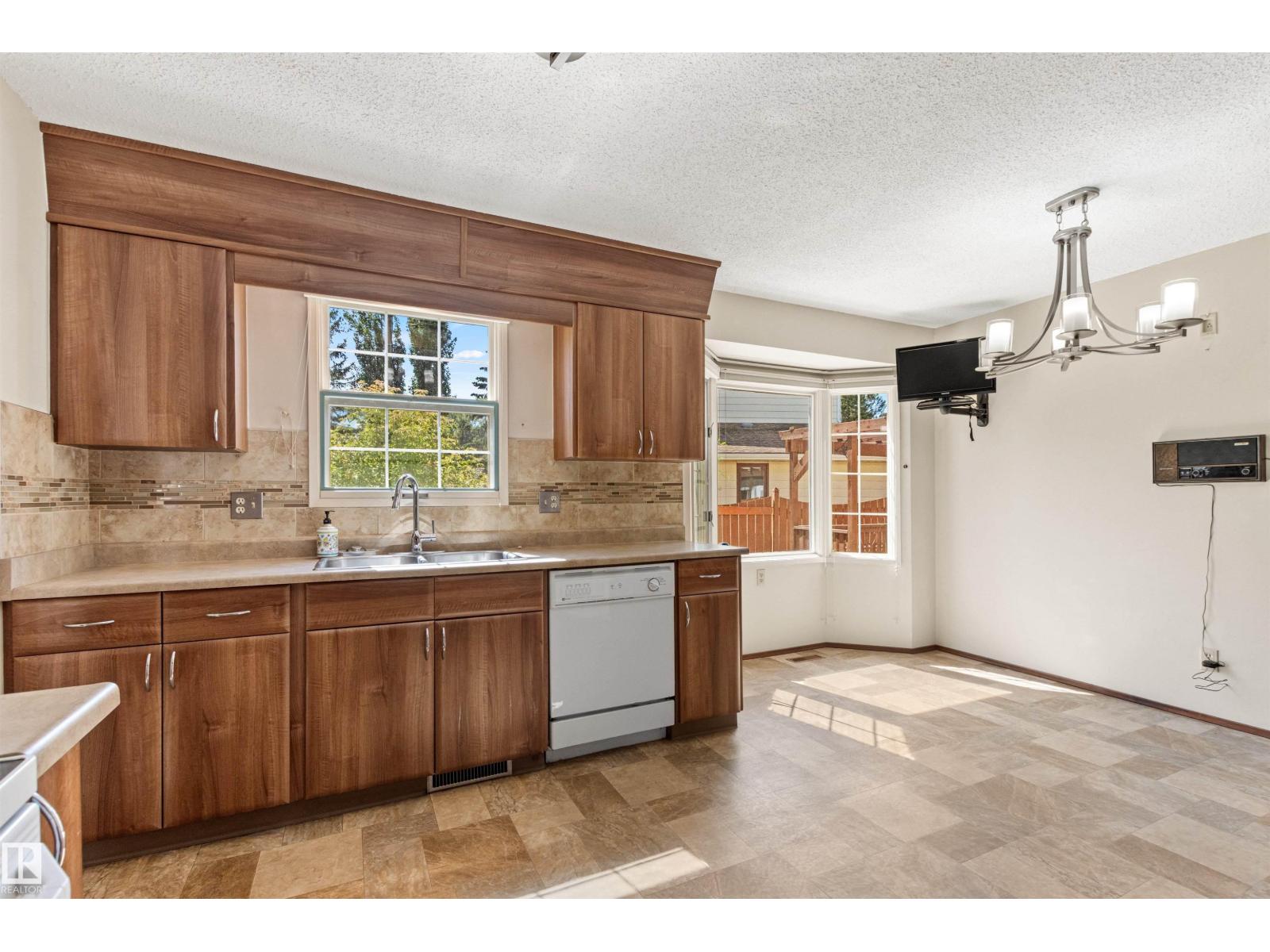 Photo 64 of 186 Willow Wy Nw, Edmonton AB