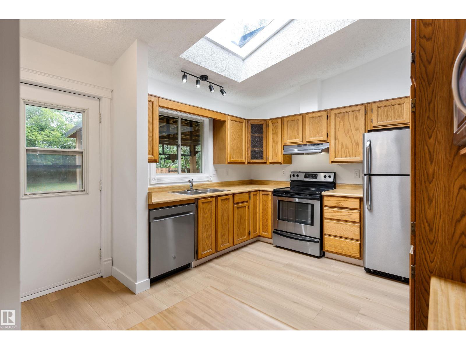 Photo 10 of 3920 47 St Nw, Edmonton AB
