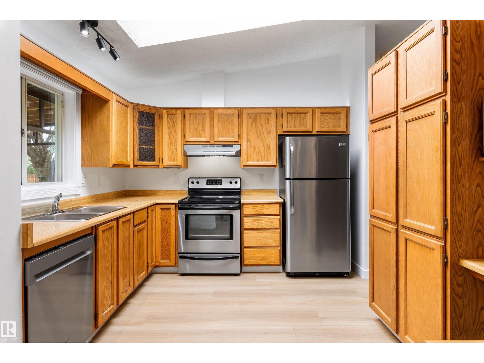 Photo 11 of 3920 47 St Nw, Edmonton AB