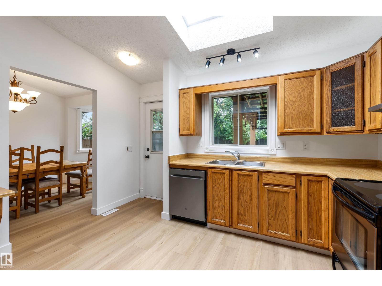 Photo 14 of 3920 47 St Nw, Edmonton AB