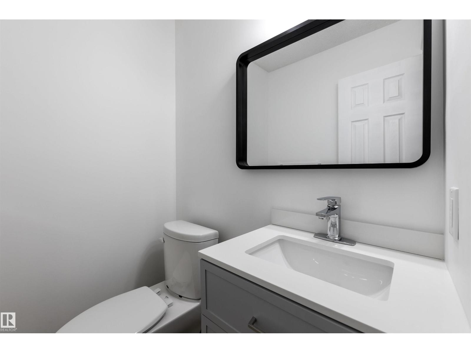 Photo 18 of 3920 47 St Nw, Edmonton AB