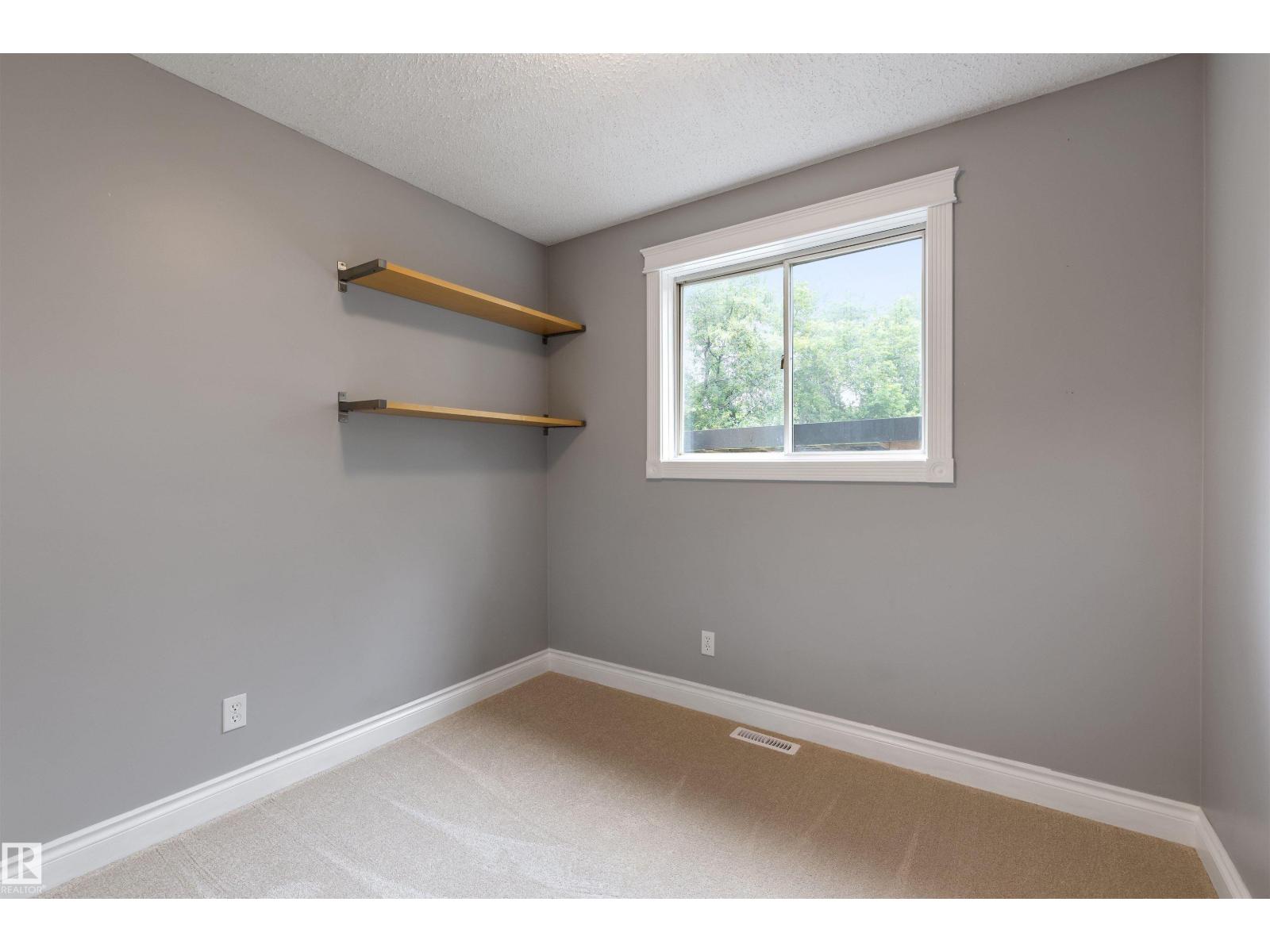 Photo 19 of 3920 47 St Nw, Edmonton AB