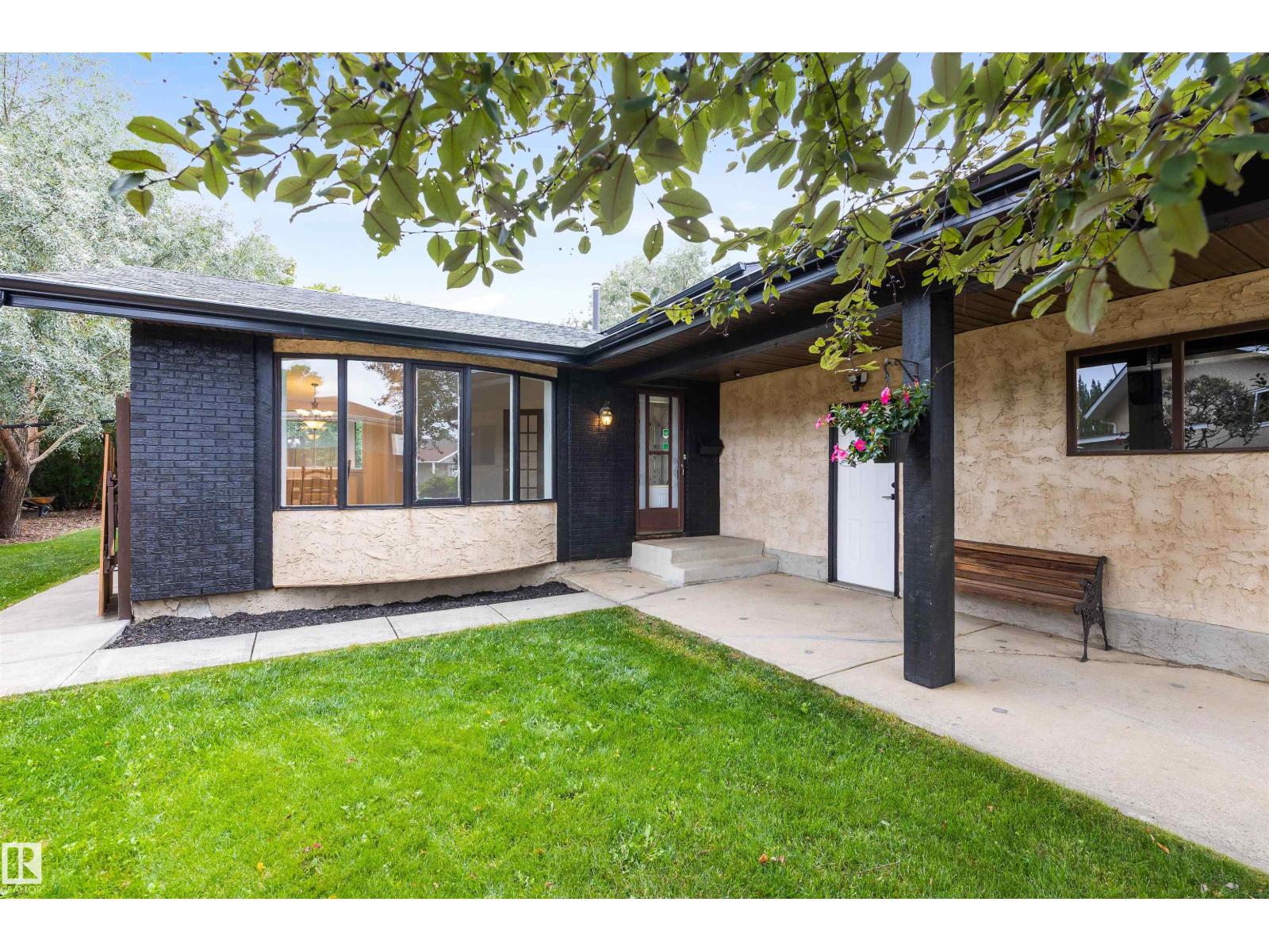 Photo 2 of 3920 47 St Nw, Edmonton AB