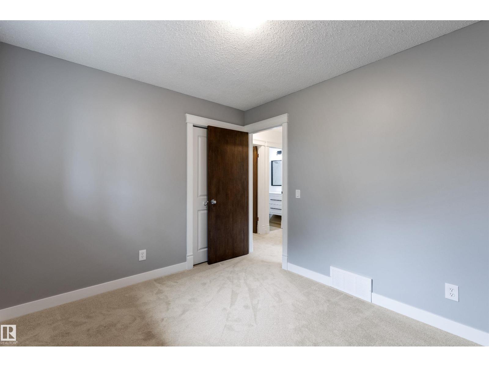 Photo 22 of 3920 47 St Nw, Edmonton AB