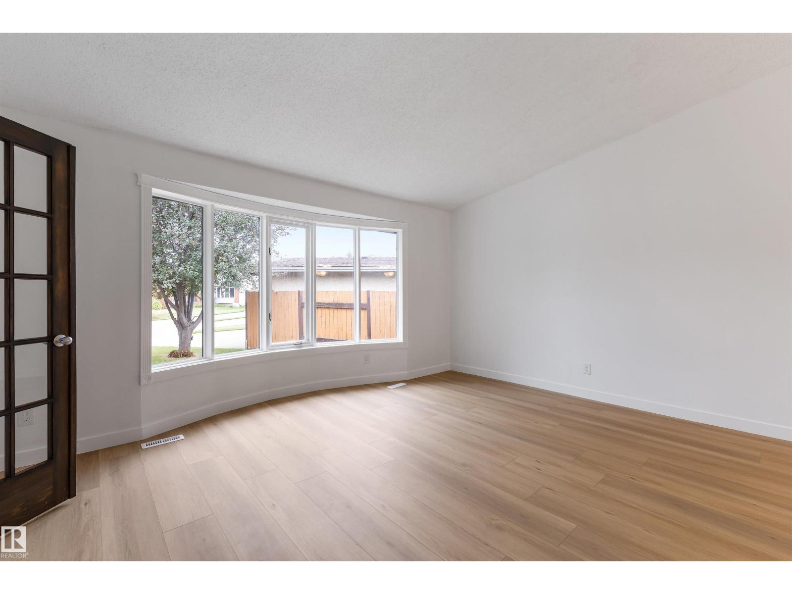 Photo 4 of 3920 47 St Nw, Edmonton AB