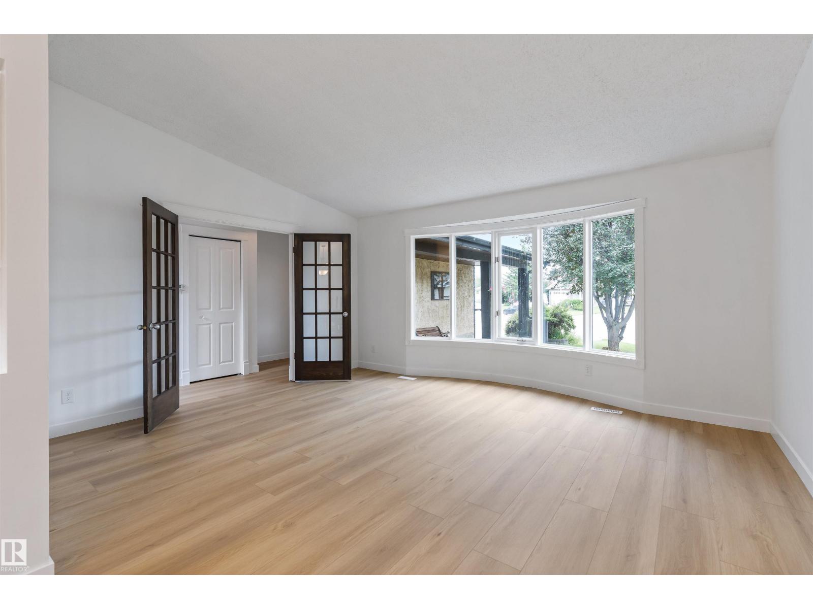 Photo 5 of 3920 47 St Nw, Edmonton AB