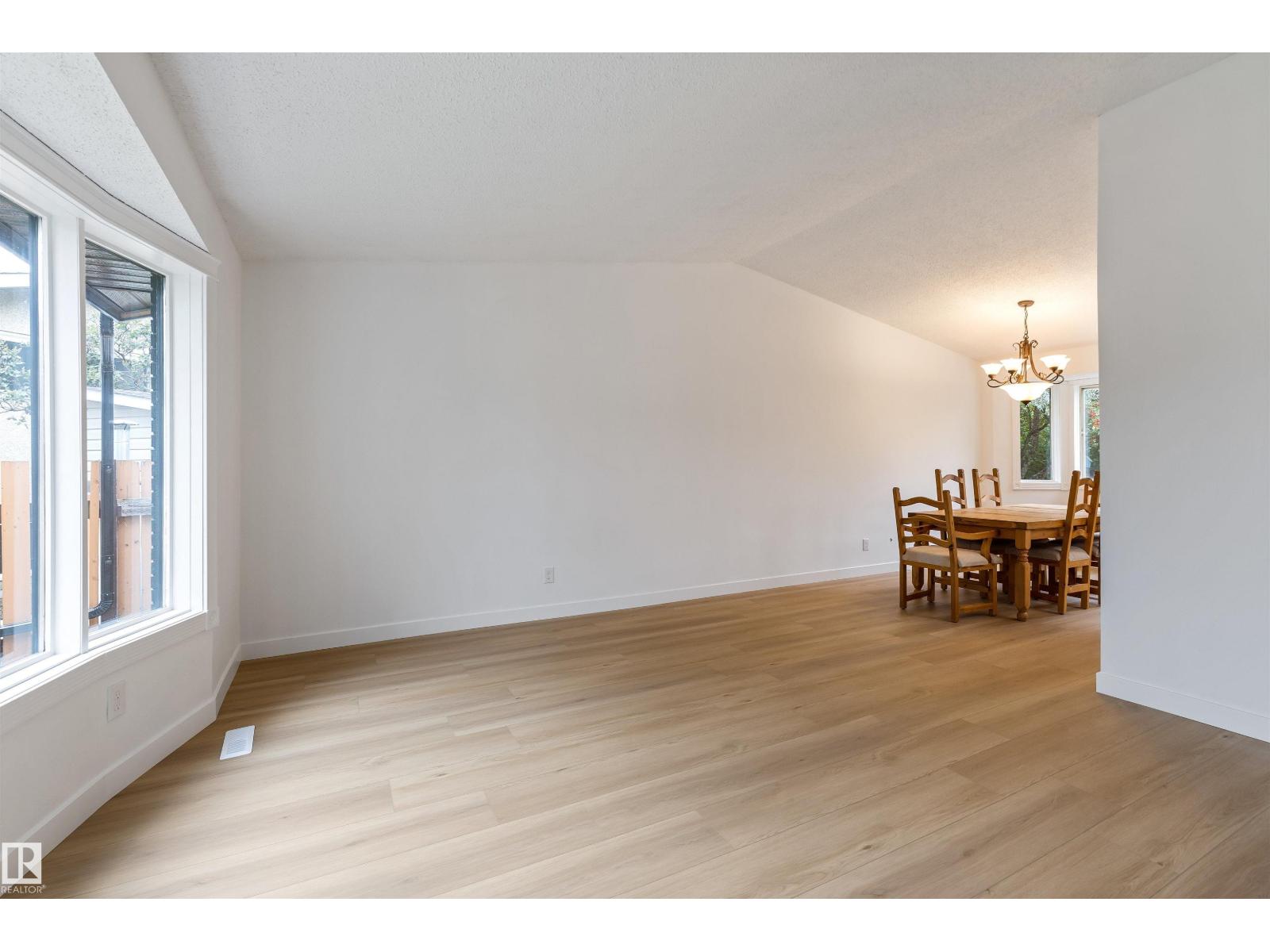 Photo 6 of 3920 47 St Nw, Edmonton AB