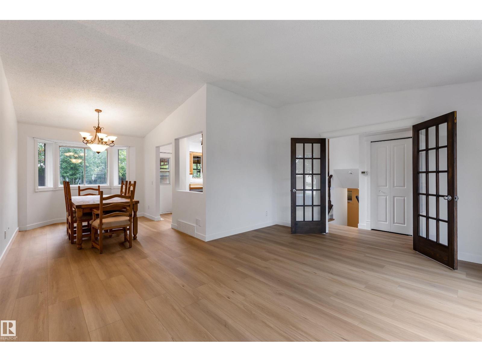 Photo 7 of 3920 47 St Nw, Edmonton AB