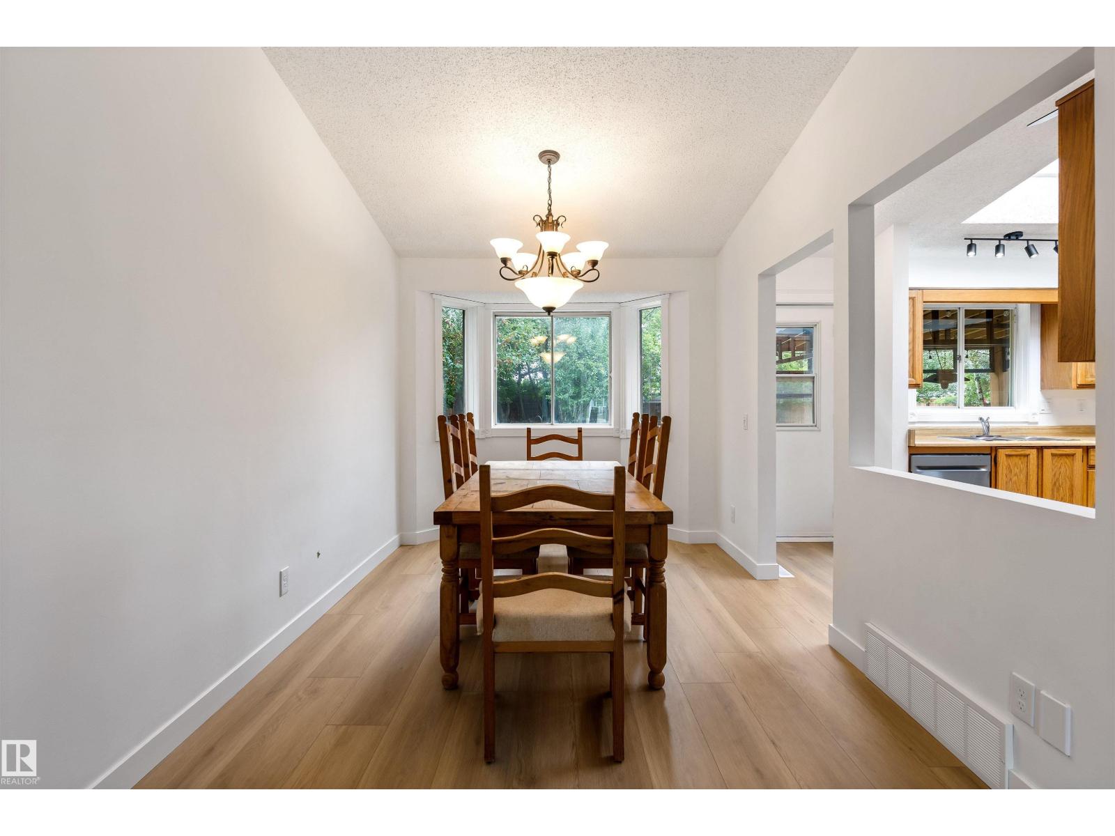 Photo 8 of 3920 47 St Nw, Edmonton AB