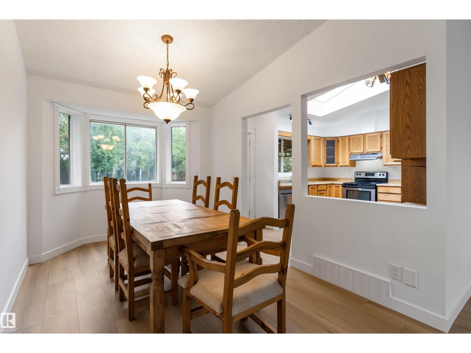 Photo 9 of 3920 47 St Nw, Edmonton AB