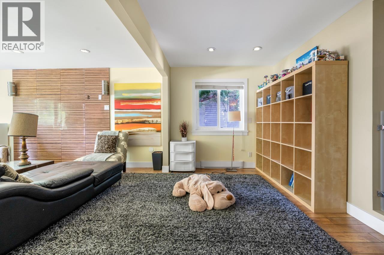 Photo 10 of 7814 Rosewood Street, Burnaby BC