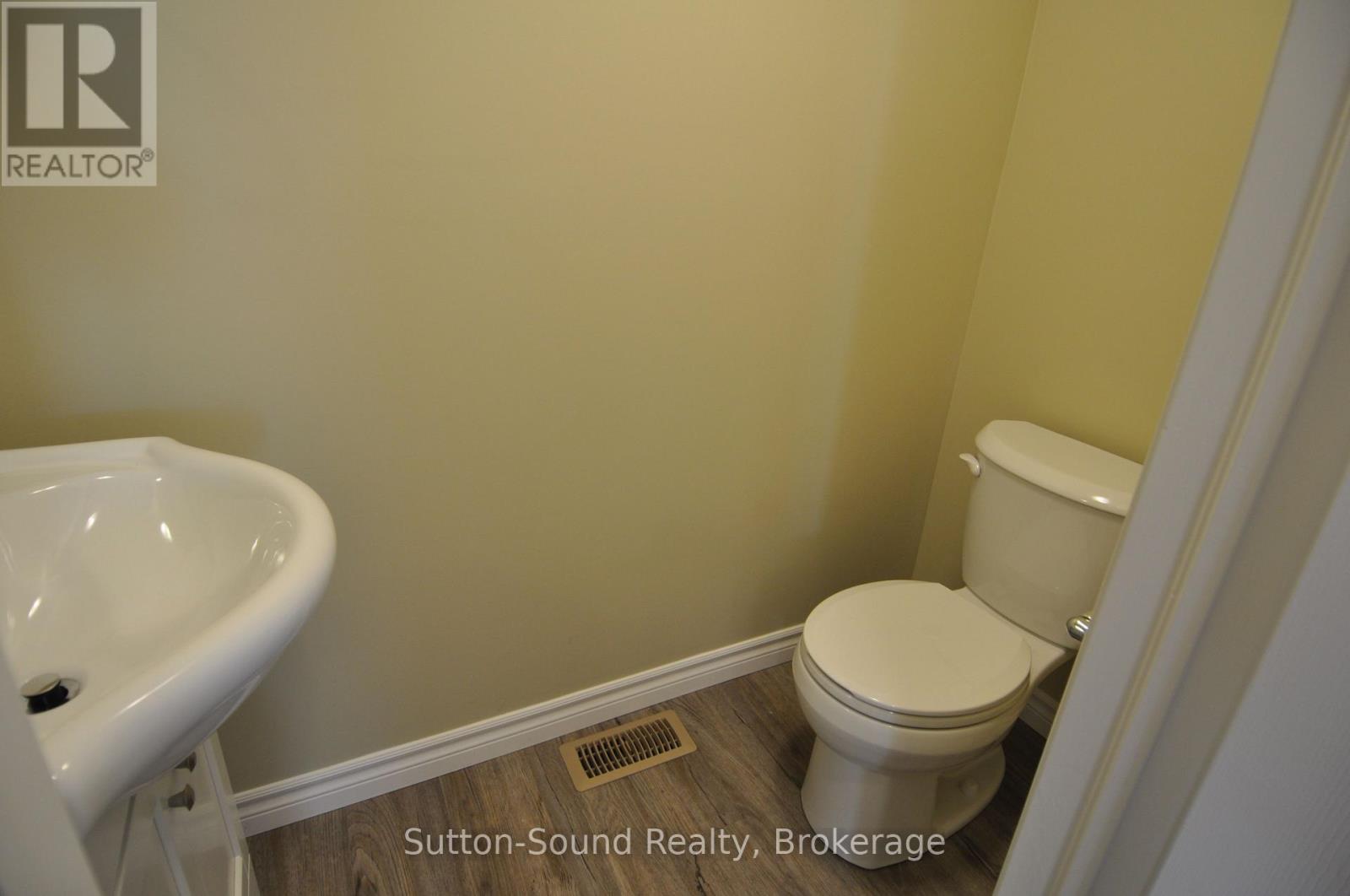 Photo 3 of 1397 14th Avenue E, Owen Sound ON