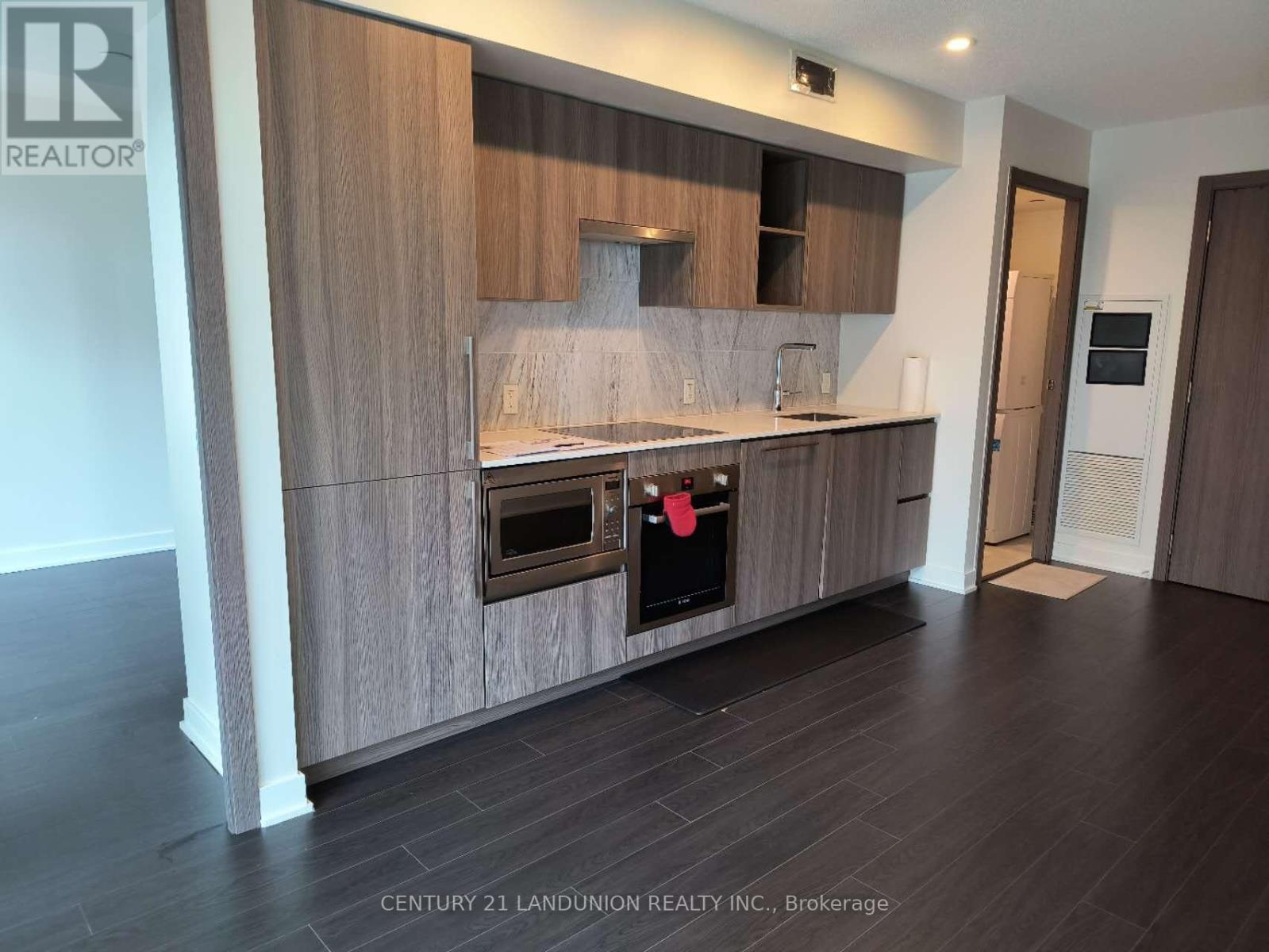Photo 3 of 902 19 Bathurst Street, Toronto ON