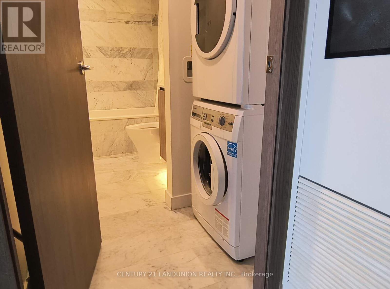Photo 2 of 902 19 Bathurst Street, Toronto ON