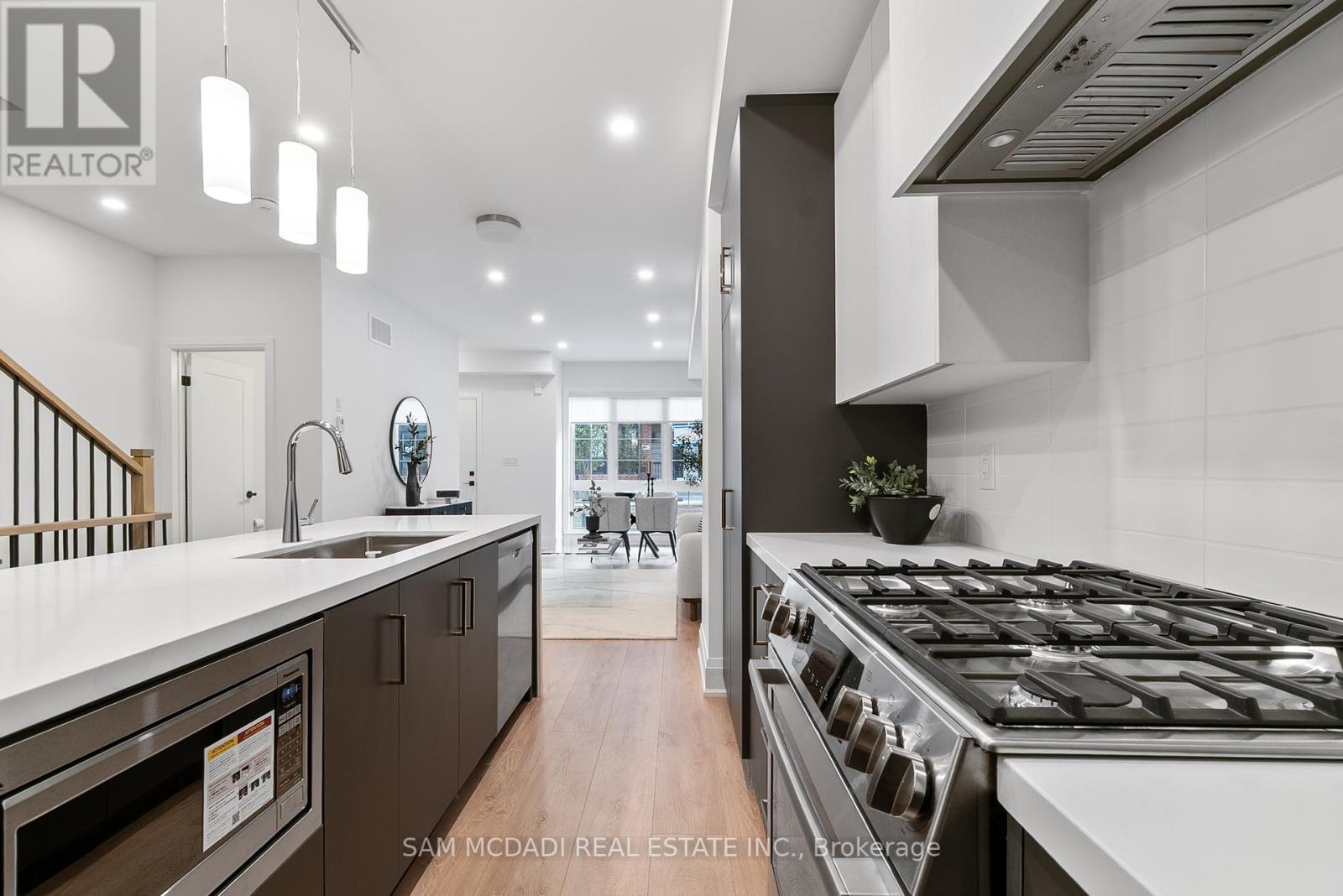 Photo 12 of 33 Burleigh Mews, Vaughan ON
