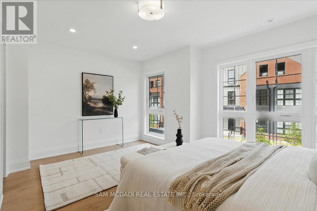 Photo 18 of 33 Burleigh Mews, Vaughan ON
