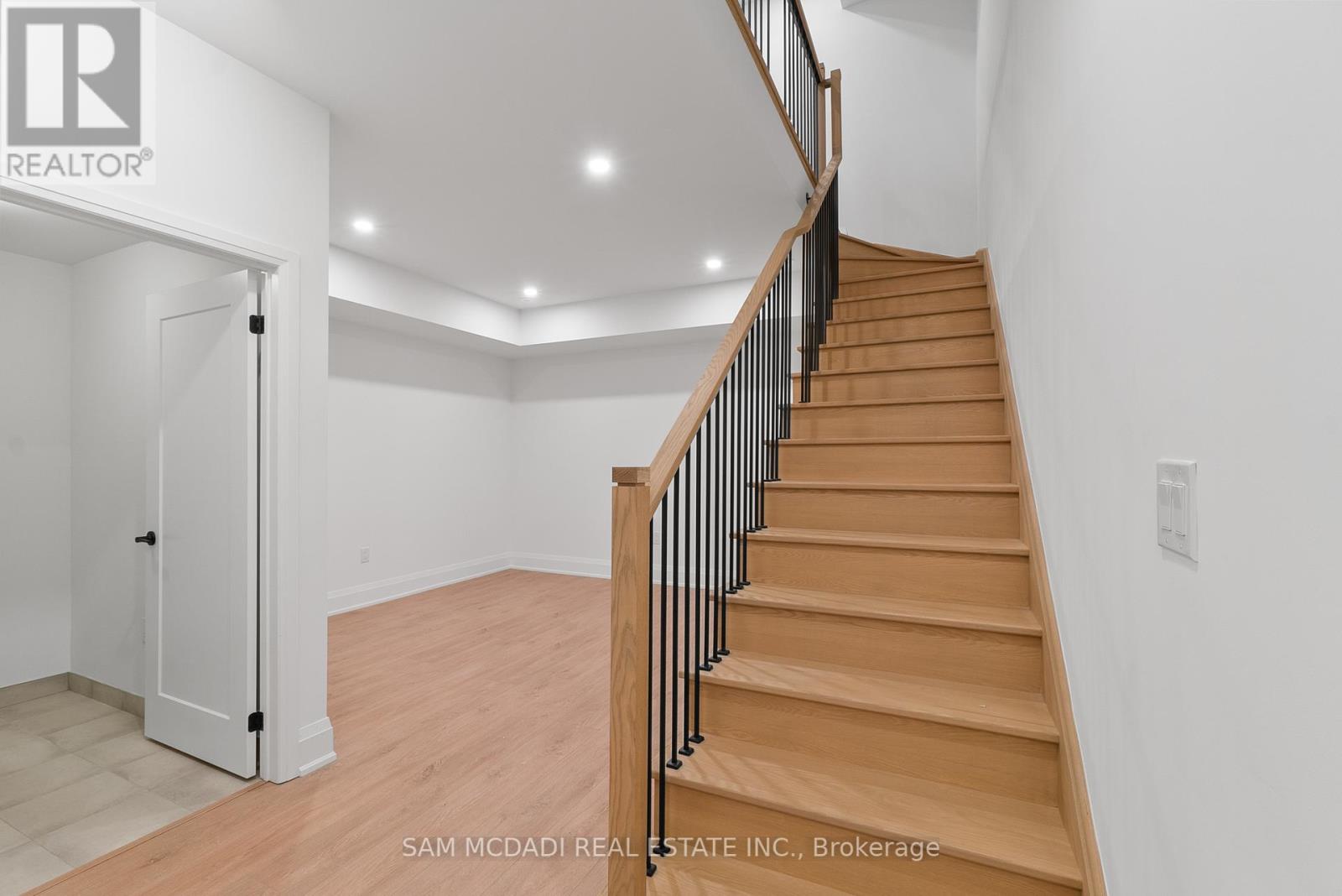 Photo 27 of 33 Burleigh Mews, Vaughan ON