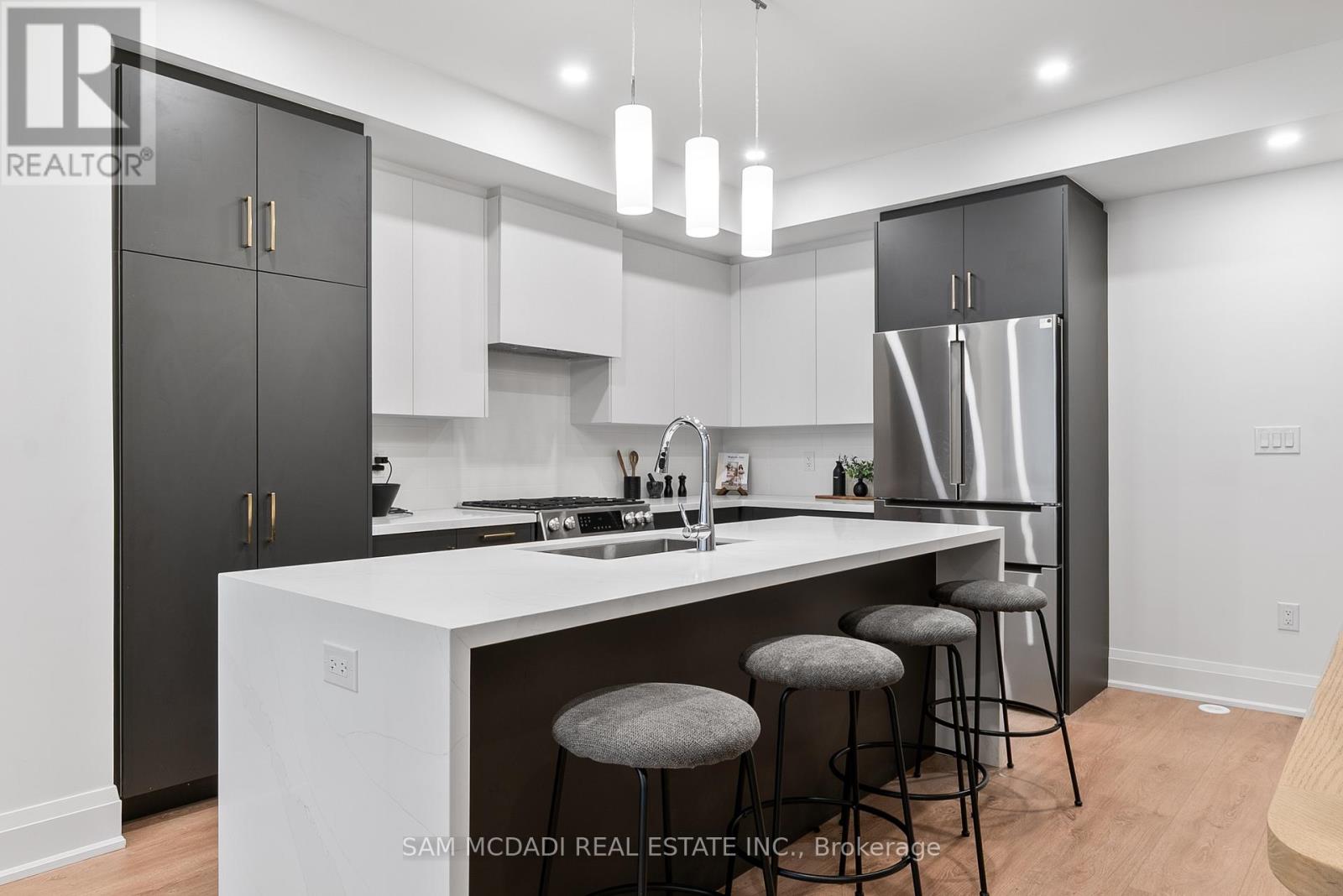 Photo 10 of 33 Burleigh Mews, Vaughan ON