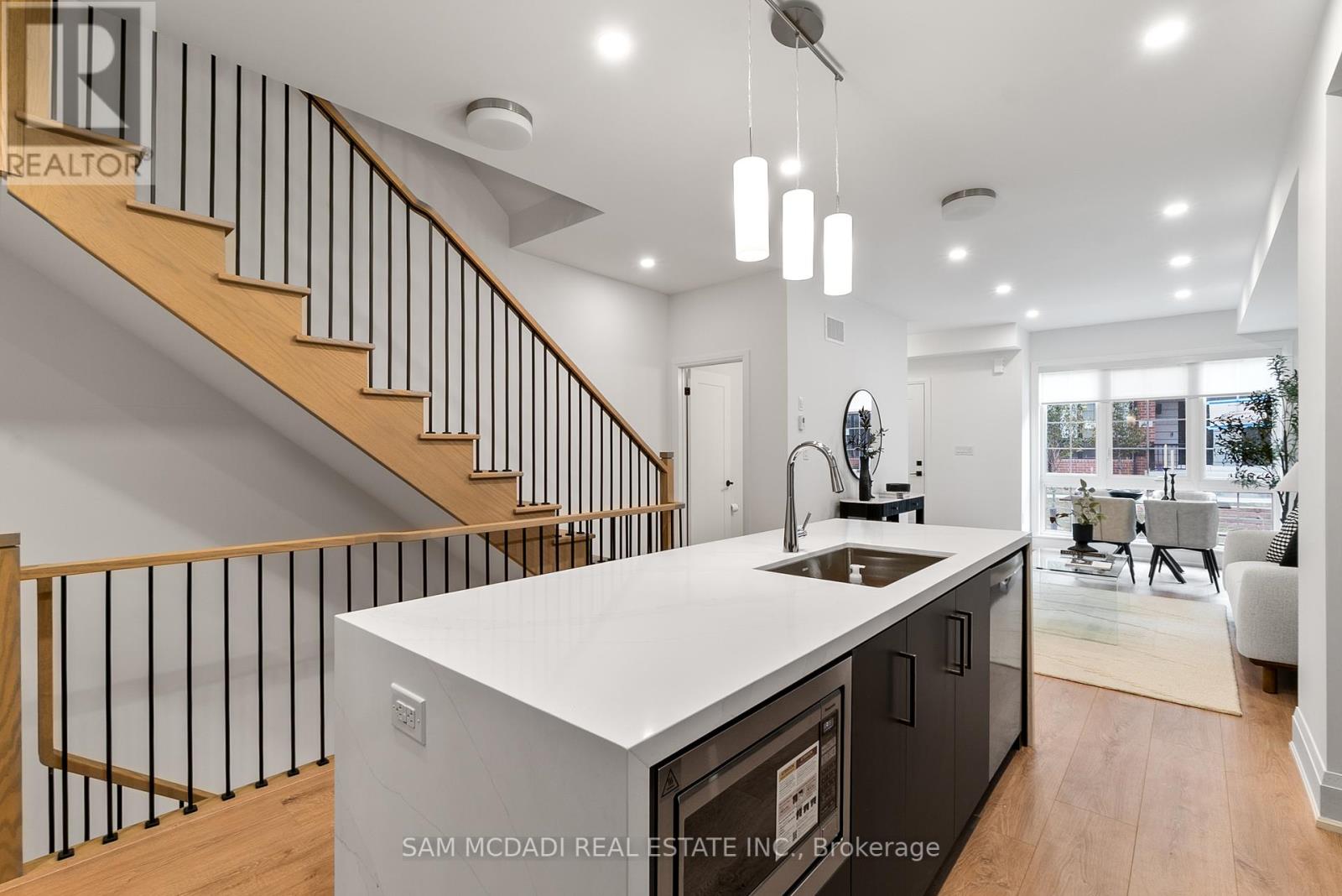 Photo 13 of 33 Burleigh Mews, Vaughan ON
