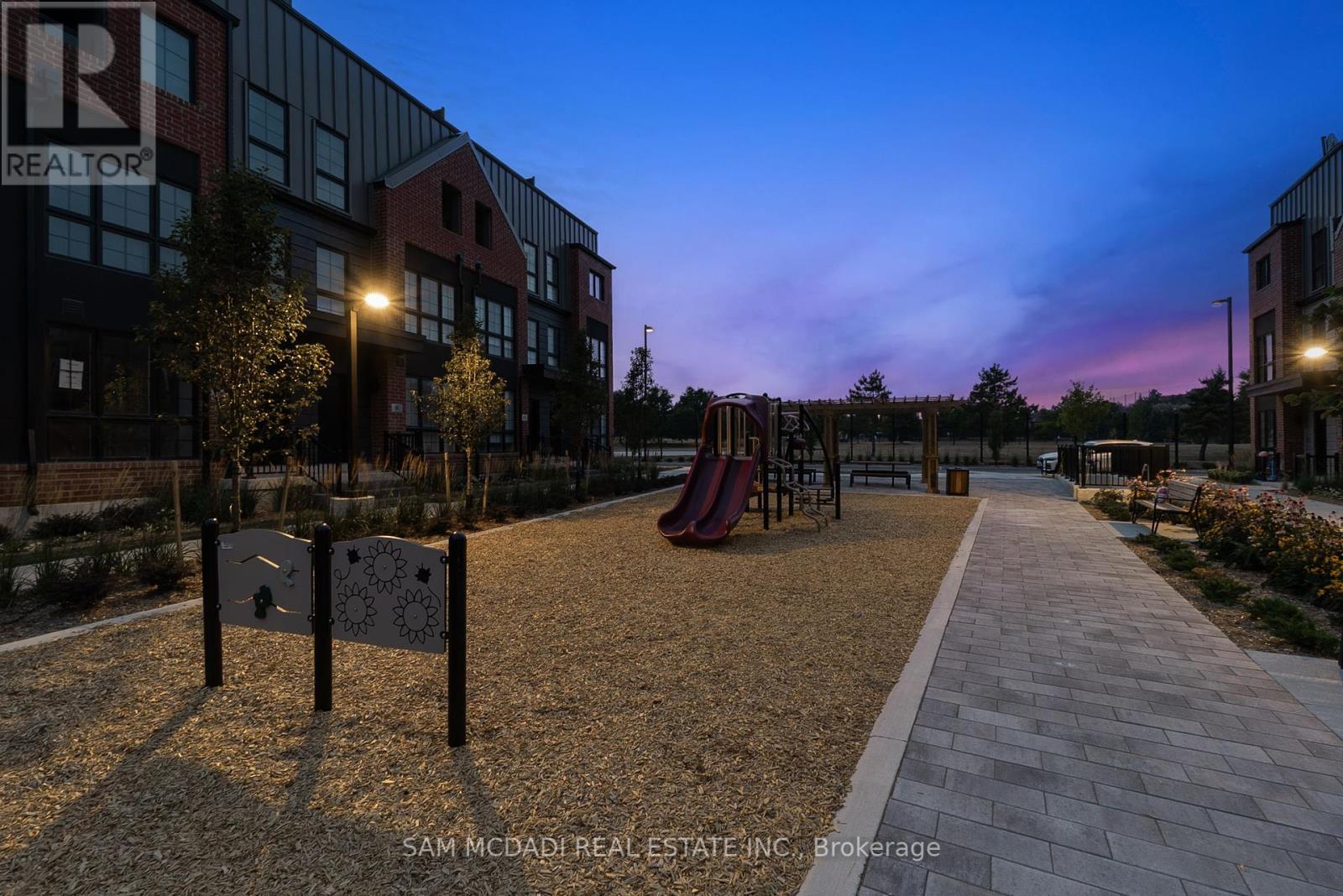 Photo 35 of 33 Burleigh Mews, Vaughan ON
