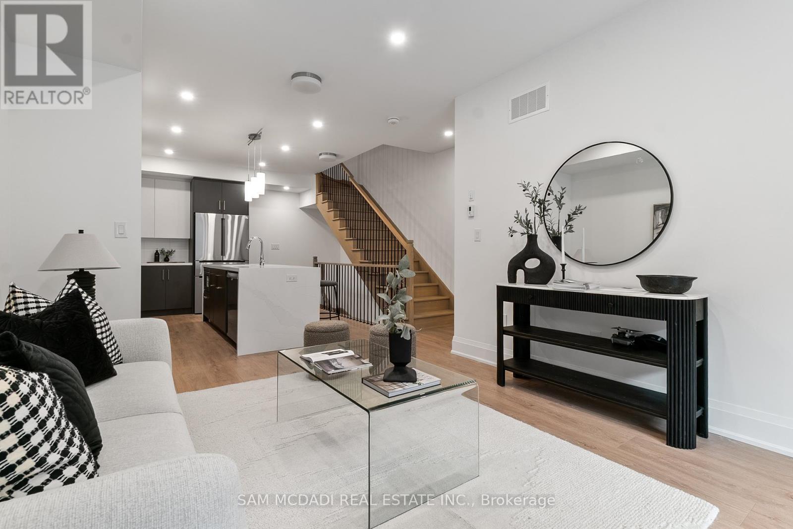 Photo 7 of 33 Burleigh Mews, Vaughan ON