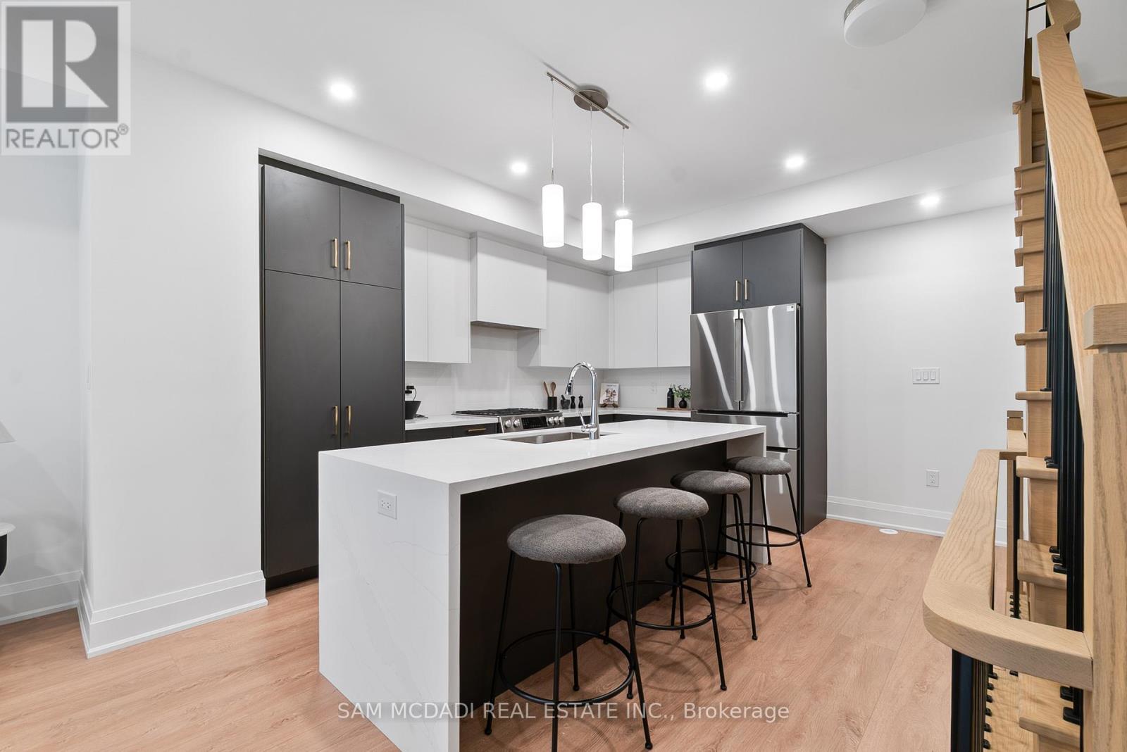 Photo 9 of 33 Burleigh Mews, Vaughan ON