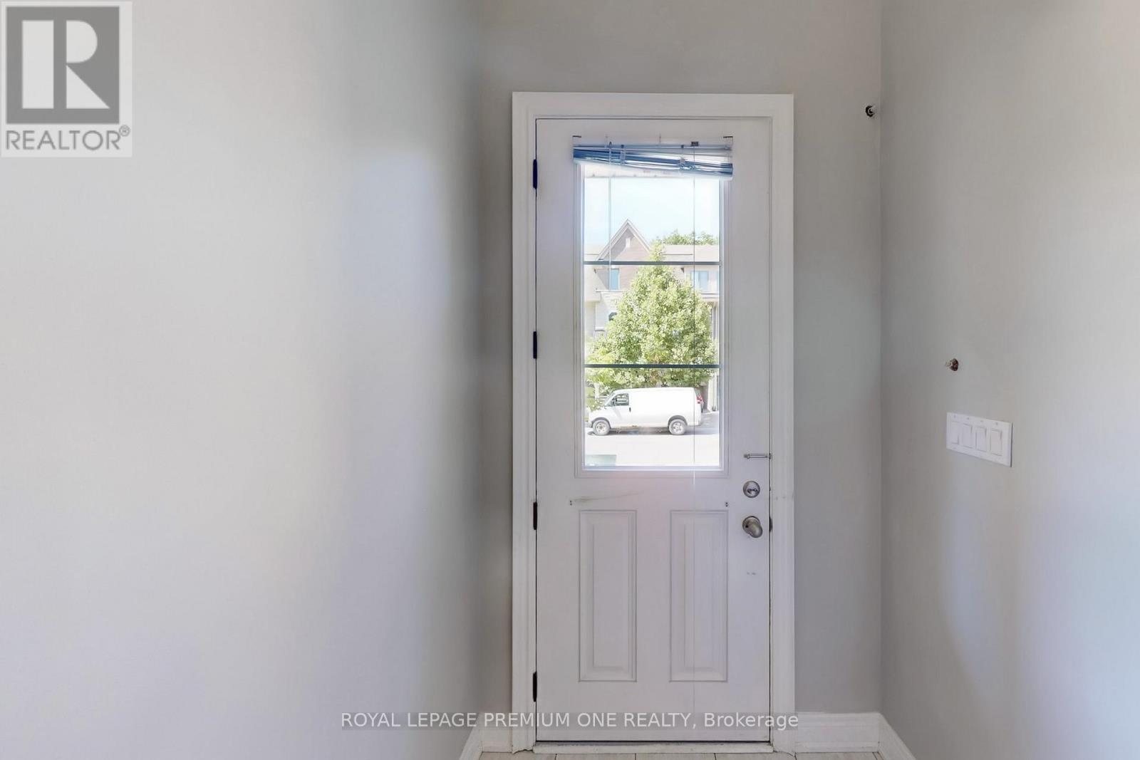Photo 18 of 71 Dryden Way N, Toronto ON