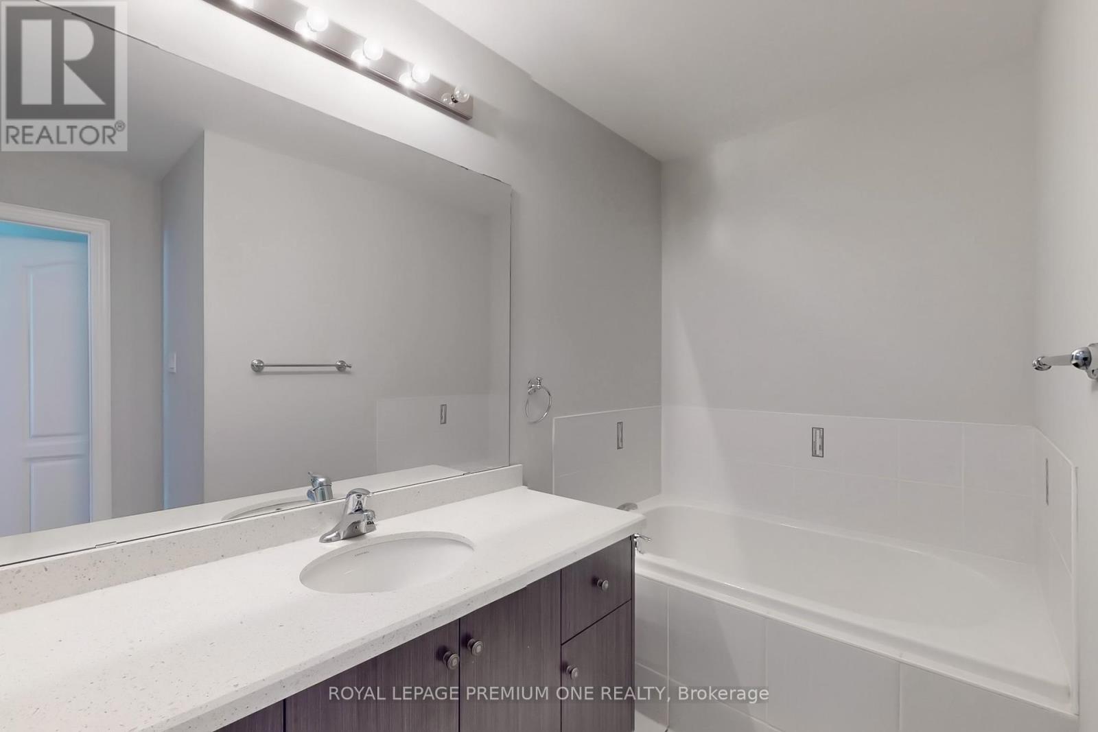 Photo 20 of 71 Dryden Way N, Toronto ON