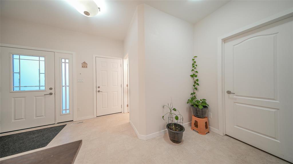 Photo 13 of 571 Castlebury Meadows Drive, Winnipeg MB