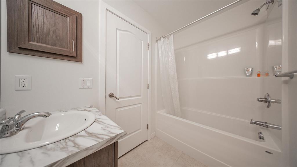 Photo 2 of 571 Castlebury Meadows Drive, Winnipeg MB