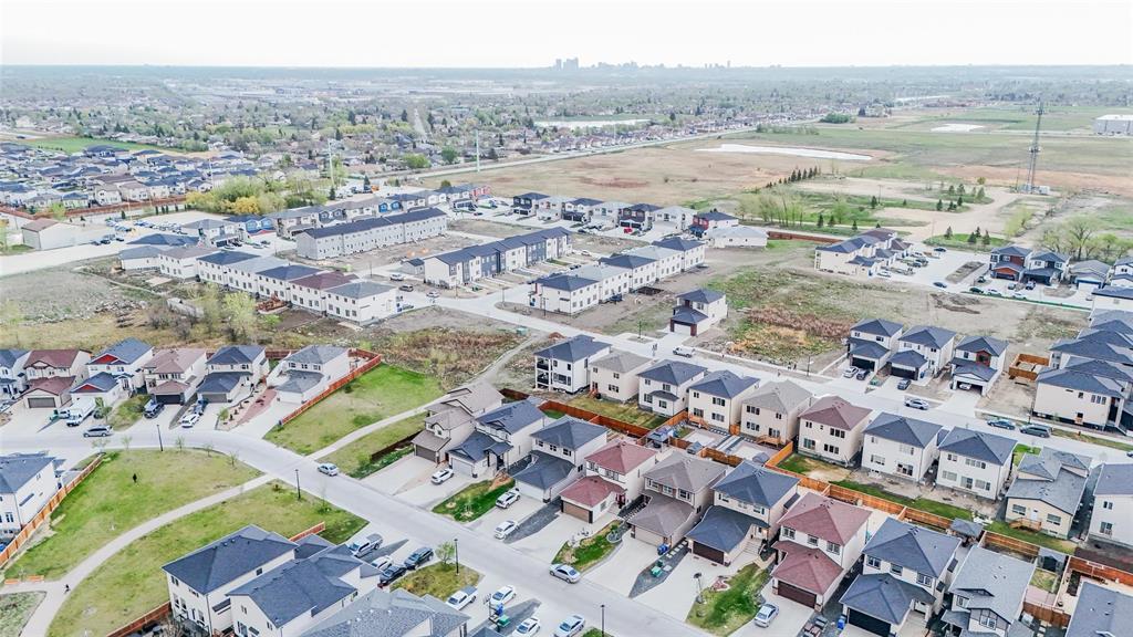 Photo 23 of 571 Castlebury Meadows Drive, Winnipeg MB