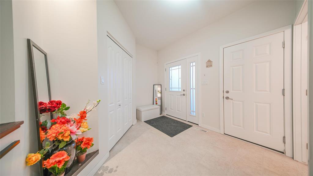 Photo 39 of 571 Castlebury Meadows Drive, Winnipeg MB