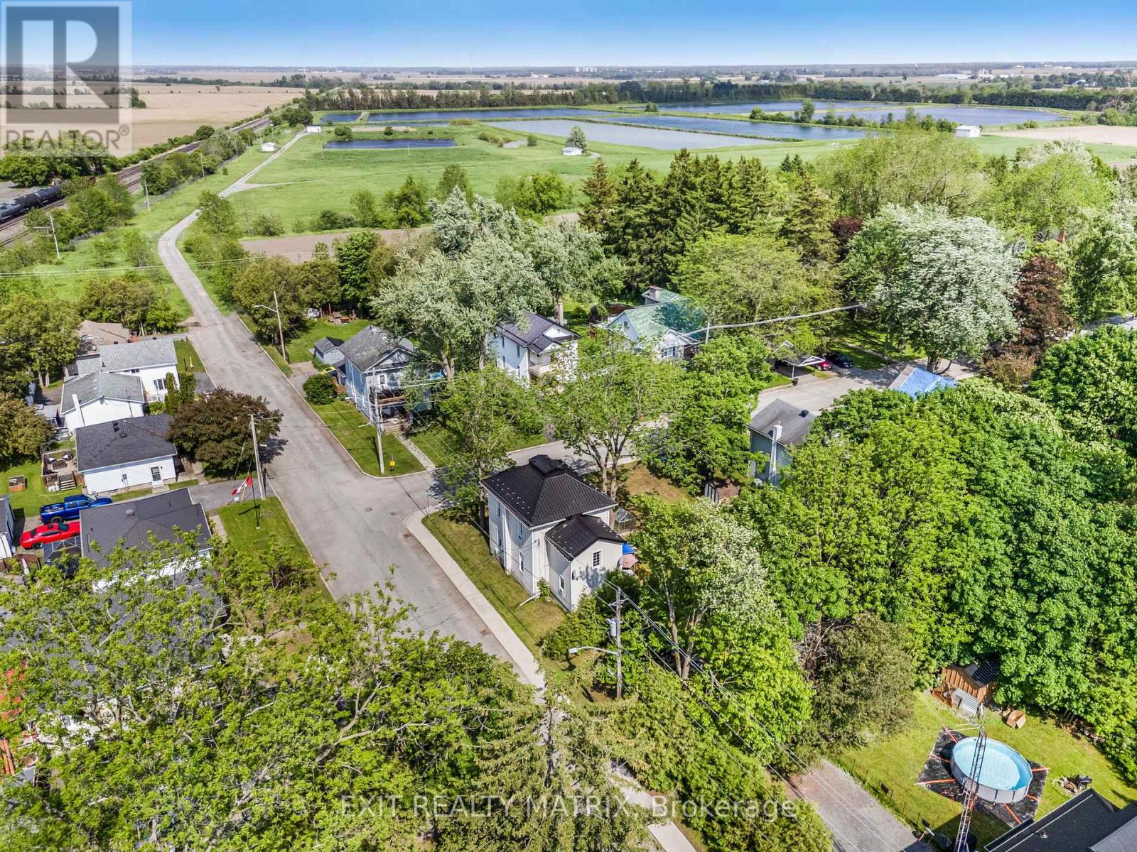 Photo 12 of 98 Albert Street, North Dundas ON