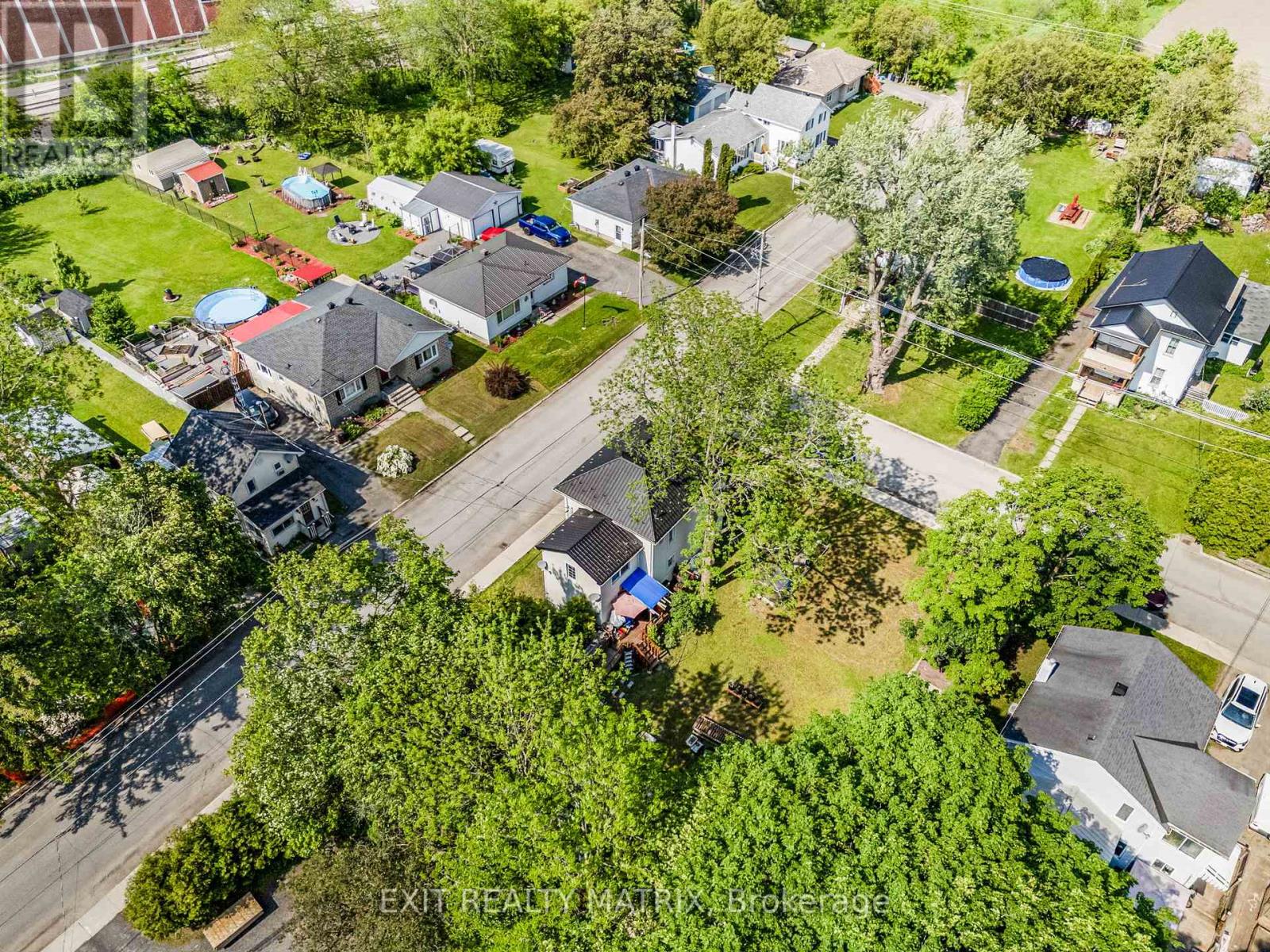 Photo 15 of 98 Albert Street, North Dundas ON